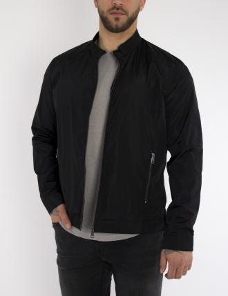 Ανδρικό μαύρο Jacket με γιακά. Το ύφασμα του είναι αντιανεμικό. Διαθέτει τρεις τσέπες, δύο εξωτερικά και μία εσωτερικά.Σταθερό ύφασμαΣύνθεση : 100% polyester.Το μοντέλο έχει ύψος 1.85 και βάρος 95 κιλά και φοράει XXL μέγεθος .