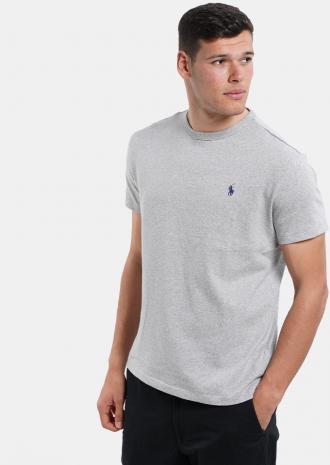 Πρόσθεσε λίγο στυλ στο καθημερινό σου casual ντύσιμο, με αυτό το βαμβακερό t-shirt, το οποίο ενισχύεται διακριτικά με ένα μικρό λογότυπο Polo Ralph Lauren στο στήθος. Συνδύασε το με το αγαπημένο jean και ξεχώρισε στη κάθε σου στιγμή.     Πληροφορίες • Σύνθεση: 100%  βαμβάκι • Κανονική εφαρμογή • Στρογγυλή λαιμόκοψη • Απαλή αίσθηση    Extra Λεπτομέρειες • Polo σχέδιο στο στήθος • Το μοντέλο είναι 192 cm και φοράει L • Χρώμα: Γκρι