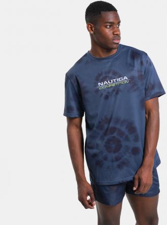 Προσθέστε ένα κομψό t-shirt με ξεχωριστό σχέδιο και χρώμα στη συλλογή σου. Το T-Shirt Gourami  διαθέτει κεντημένο λογότυπο Nautica Competition στο στήθος και μεγάλο γραφικό τύπωμα στην πλάτη.     Πληροφορίες • Σύνθεση: 100% πολυεστέρας • Κανονική εφαρμογή • Στρογγυλή λαιμόκοψη      Extra Λεπτομέρειες • Σχέδιο σε όλη την επιφάνεια • Κεντημένο σχέδιο Nautica Competition μπροστά • Τυπωμένο σχέδιο στην πλάτη • Χρώμα: Μπλε