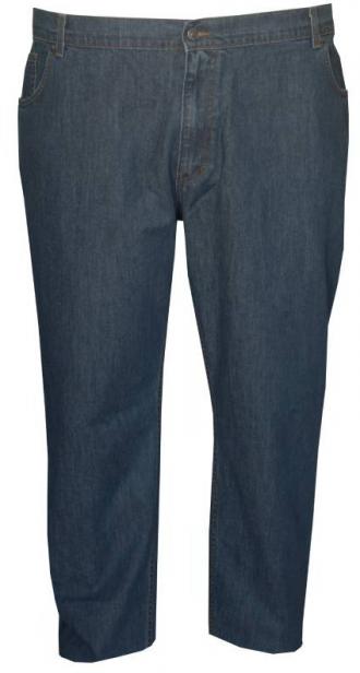 Μπορεί ίσως να μην το γνωρίζεις αλλά η ντουλάπα σου σίγουρα περιέχει ένα ρούχο που ποτέ δεν βγήκε εκτός μόδας από το 1850,οπότε και δημιουργήθηκε.Μιλάμε φυσικά για το κλασικό σταθερό τζιν παντελόνι αλλά και για όλες τις διαφορετικές μετέπειτα εφαρμογές του βαμβακερού τζιν υφάσματος,σε μια ευρεία γκάμα ρούχων.Η εξαιρετική αντοχή στις καταχρήσεις(ακόμα και σε ακραίες συνθήκες) ήταν ο πρωταρχικός λόγος της προτίμησης που έδειξε ο κόσμος σε αυτό,αλλά οι διαφορετικοί πειραματισμοί στις προσμίξεις των νημάτων και οι πολλές επεξεργασίες που επιδεχόταν σαν ύφασμα,καθιέρωσαν το denim ύφασμα στην θέση που βρίσκετε πλέον. Το σταθερό τζιν παντελόνι μεσαίου καβάλου της L.T.G είναι ένα ρούχο που σίγουρα θα