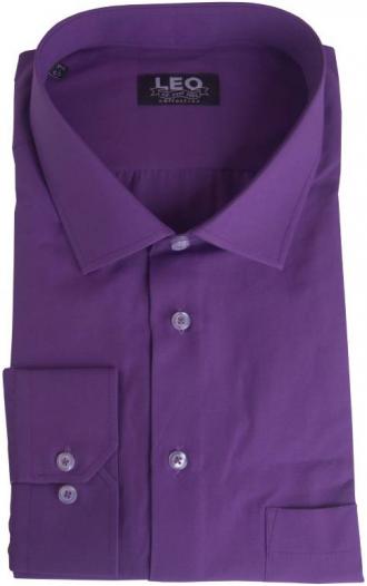 Μονόχρωμο μακρυμάνικο πουκάμισο σε κλασσική γραμμή και γαλλική ραφή.Εάν ψάχνεις ένα διαχρονικό ρούχο που να μην το επηρεάζουν οι εναλλαγές της μόδας ενώ ταυτόχρονα μπορεί να σου δώσει μεγάλο εύρος επιλογών όσο αφορά τους συνδυασμούς που μπορείς να συνθέσεις με αυτό, τότε μόλις βρήκες το προϊόν που σου ταιριάζει απόλυτα.Η αστείρευτη και συνεχώς εμπλουτιζόμενη παλέτα χρωμάτων θα σε παροτρύνει να το ταιριάξεις με ένα από τα κουστούμια σου για μια επίσημη εμφάνιση ενώ μπορείς με μεγάλη ευκολία να το προσθέσεις και στην καθημερινή σου γκαρνταρόμπα μιας και συνδυάζετε εξίσου εύκολα με παντελόνια τύπου τζιν και καπαρτινέ.Η προσθήκη του σκληρού κλασσικού κολάρου στον γιακά με την χρήση μπανέλας σου επιτρέπει να φορέσεις το συγκεκριμένο πουκάμισο με γραβάτα αλλά και χωρίς αυτή, σηκώνοντας τον γιακά σε όποια θέση επιθυμείς, για μια πιο casual εμφάνιση.Τέλος η λιτή γραμμή του ρούχου,η επιλογή των υλικών, αλλά και η προσεγμένη ραφή μας που εγγυάται η πείρα της εξειδίκευσής των 55 και πλέον ετών στην κατασκευή πουκαμίσων,υπόσχεται να αναδείξει όποιο σύνολο επιλέξεις να το συνδυάσεις ,κερδίζοντας τις εντυπώσεις.