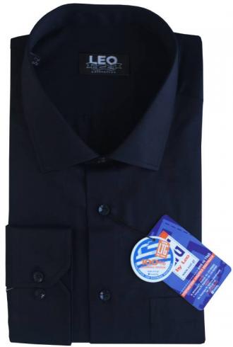 Μονόχρωμο μακρυμάνικο πουκάμισο σε κλασσική γραμμή και γαλλική ραφή.Εάν ψάχνεις ένα διαχρονικό ρούχο που να μην το επηρεάζουν οι εναλλαγές της μόδας ενώ ταυτόχρονα μπορεί να σου δώσει μεγάλο εύρος επιλογών όσο αφορά τους συνδυασμούς που μπορείς να συνθέσεις με αυτό, τότε μόλις βρήκες το προϊόν που σου ταιριάζει απόλυτα.Η αστείρευτη και συνεχώς εμπλουτιζόμενη παλέτα χρωμάτων θα σε παροτρύνει να το ταιριάξεις με ένα από τα κουστούμια σου για μια επίσημη εμφάνιση ενώ μπορείς με μεγάλη ευκολία να το προσθέσεις και στην καθημερινή σου γκαρνταρόμπα μιας και συνδυάζετε εξίσου εύκολα με παντελόνια τύπου τζιν και καπαρτινέ.Η προσθήκη του σκληρού κλασσικού κολάρου στον γιακά με την χρήση μπανέλας σου επιτρέπει να φορέσεις το συγκεκριμένο πουκάμισο με γραβάτα αλλά και χωρίς αυτή, σηκώνοντας τον γιακά σε όποια θέση επιθυμείς, για μια πιο casual εμφάνιση.Τέλος η λιτή γραμμή του ρούχου,η επιλογή των υλικών, αλλά και η προσεγμένη ραφή μας που εγγυάται η πείρα της εξειδίκευσής των 55 και πλέον ετών στην κατασκευή πουκαμίσων,υπόσχεται να αναδείξει όποιο σύνολο επιλέξεις να το συνδυάσεις ,κερδίζοντας τις εντυπώσεις.