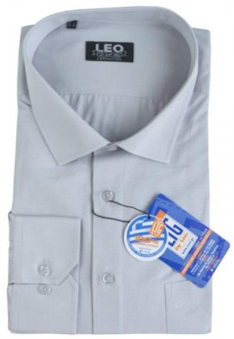 Μονόχρωμο μακρυμάνικο πουκάμισο σε κλασσική γραμμή και γαλλική ραφή.Εάν ψάχνεις ένα διαχρονικό ρούχο που να μην το επηρεάζουν οι εναλλαγές της μόδας ενώ ταυτόχρονα μπορεί να σου δώσει μεγάλο εύρος επιλογών όσο αφορά τους συνδυασμούς που μπορείς να συνθέσεις με αυτό, τότε μόλις βρήκες το προϊόν που σου ταιριάζει απόλυτα.Η αστείρευτη και συνεχώς εμπλουτιζόμενη παλέτα χρωμάτων θα σε παροτρύνει να το ταιριάξεις με ένα από τα κουστούμια σου για μια επίσημη εμφάνιση ενώ μπορείς με μεγάλη ευκολία να το προσθέσεις και στην καθημερινή σου γκαρνταρόμπα μιας και συνδυάζετε εξίσου εύκολα με παντελόνια τύπου τζιν και καπαρτινέ.Η προσθήκη του σκληρού κλασσικού κολάρου στον γιακά με την χρήση μπανέλας σου επιτρέπει να φορέσεις το συγκεκριμένο πουκάμισο με γραβάτα αλλά και χωρίς αυτή, σηκώνοντας τον γιακά σε όποια θέση επιθυμείς, για μια πιο casual εμφάνιση.Τέλος η λιτή γραμμή του ρούχου,η επιλογή των υλικών, αλλά και η προσεγμένη ραφή μας που εγγυάται η πείρα της εξειδίκευσής των 55 και πλέον ετών στην κατασκευή πουκαμίσων,υπόσχεται να αναδείξει όποιο σύνολο επιλέξεις να το συνδυάσεις ,κερδίζοντας τις εντυπώσεις.