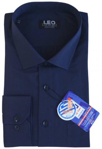 Μονόχρωμο μακρυμάνικο πουκάμισο σε κλασσική γραμμή και γαλλική ραφή.Εάν ψάχνεις ένα διαχρονικό ρούχο που να μην το επηρεάζουν οι εναλλαγές της μόδας ενώ ταυτόχρονα μπορεί να σου δώσει μεγάλο εύρος επιλογών όσο αφορά τους συνδυασμούς που μπορείς να συνθέσεις με αυτό, τότε μόλις βρήκες το προϊόν που σου ταιριάζει απόλυτα.Η αστείρευτη και συνεχώς εμπλουτιζόμενη παλέτα χρωμάτων θα σε παροτρύνει να το ταιριάξεις με ένα από τα κουστούμια σου για μια επίσημη εμφάνιση ενώ μπορείς με μεγάλη ευκολία να το προσθέσεις και στην καθημερινή σου γκαρνταρόμπα μιας και συνδυάζετε εξίσου εύκολα με παντελόνια τύπου τζιν και καπαρτινέ.Η προσθήκη του σκληρού κλασσικού κολάρου στον γιακά με την χρήση μπανέλας σου επιτρέπει να φορέσεις το συγκεκριμένο πουκάμισο με γραβάτα αλλά και χωρίς αυτή, σηκώνοντας τον γιακά σε όποια θέση επιθυμείς, για μια πιο casual εμφάνιση.Τέλος η λιτή γραμμή του ρούχου,η επιλογή των υλικών, αλλά και η προσεγμένη ραφή μας που εγγυάται η πείρα της εξειδίκευσής των 55 και πλέον ετών στην κατασκευή πουκαμίσων,υπόσχεται να αναδείξει όποιο σύνολο επιλέξεις να το συνδυάσεις ,κερδίζοντας τις εντυπώσεις.