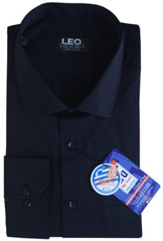 Μονόχρωμο μακρυμάνικο πουκάμισο σε κλασσική γραμμή και γαλλική ραφή.Εάν ψάχνεις ένα διαχρονικό ρούχο που να μην το επηρεάζουν οι εναλλαγές της μόδας ενώ ταυτόχρονα μπορεί να σου δώσει μεγάλο εύρος επιλογών όσο αφορά τους συνδυασμούς που μπορείς να συνθέσεις με αυτό, τότε μόλις βρήκες το προϊόν που σου ταιριάζει απόλυτα.Η αστείρευτη και συνεχώς εμπλουτιζόμενη παλέτα χρωμάτων θα σε παροτρύνει να το ταιριάξεις με ένα από τα κουστούμια σου για μια επίσημη εμφάνιση ενώ μπορείς με μεγάλη ευκολία να το προσθέσεις και στην καθημερινή σου γκαρνταρόμπα μιας και συνδυάζετε εξίσου εύκολα με παντελόνια τύπου τζιν και καπαρτινέ.Η προσθήκη του σκληρού κλασσικού κολάρου στον γιακά με την χρήση μπανέλας σου επιτρέπει να φορέσεις το συγκεκριμένο πουκάμισο με γραβάτα αλλά και χωρίς αυτή, σηκώνοντας τον γιακά σε όποια θέση επιθυμείς, για μια πιο casual εμφάνιση.Τέλος η λιτή γραμμή του ρούχου,η επιλογή των υλικών, αλλά και η προσεγμένη ραφή μας που εγγυάται η πείρα της εξειδίκευσής των 55 και πλέον ετών στην κατασκευή πουκαμίσων,υπόσχεται να αναδείξει όποιο σύνολο επιλέξεις να το συνδυάσεις ,κερδίζοντας τις εντυπώσεις.