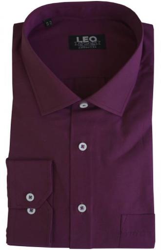 Μονόχρωμο μακρυμάνικο πουκάμισο σε κλασσική γραμμή και γαλλική ραφή.Εάν ψάχνεις ένα διαχρονικό ρούχο που να μην το επηρεάζουν οι εναλλαγές της μόδας ενώ ταυτόχρονα μπορεί να σου δώσει μεγάλο εύρος επιλογών όσο αφορά τους συνδυασμούς που μπορείς να συνθέσεις με αυτό, τότε μόλις βρήκες το προϊόν που σου ταιριάζει απόλυτα.Η αστείρευτη και συνεχώς εμπλουτιζόμενη παλέτα χρωμάτων θα σε παροτρύνει να το ταιριάξεις με ένα από τα κουστούμια σου για μια επίσημη εμφάνιση ενώ μπορείς με μεγάλη ευκολία να το προσθέσεις και στην καθημερινή σου γκαρνταρόμπα μιας και συνδυάζετε εξίσου εύκολα με παντελόνια τύπου τζιν και καπαρτινέ.Η προσθήκη του σκληρού κλασσικού κολάρου στον γιακά με την χρήση μπανέλας σου επιτρέπει να φορέσεις το συγκεκριμένο πουκάμισο με γραβάτα αλλά και χωρίς αυτή, σηκώνοντας τον γιακά σε όποια θέση επιθυμείς, για μια πιο casual εμφάνιση.Τέλος η λιτή γραμμή του ρούχου,η επιλογή των υλικών, αλλά και η προσεγμένη ραφή μας που εγγυάται η πείρα της εξειδίκευσής των 55 και πλέον ετών στην κατασκευή πουκαμίσων,υπόσχεται να αναδείξει όποιο σύνολο επιλέξεις να το συνδυάσεις ,κερδίζοντας τις εντυπώσεις.