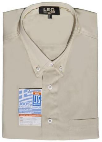 Μονόχρωμο πουκάμισο κοντομάνικο.Το πουκάμισο έχει μία τσέπη στο ύψος του στήθους και κουμπί στον γιακά.