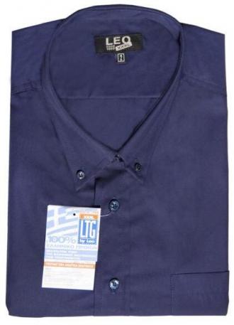 Μονόχρωμο πουκάμισο κοντομάνικο.Το πουκάμισο έχει μία τσέπη στο ύψος του στήθους και κουμπί στον γιακά.