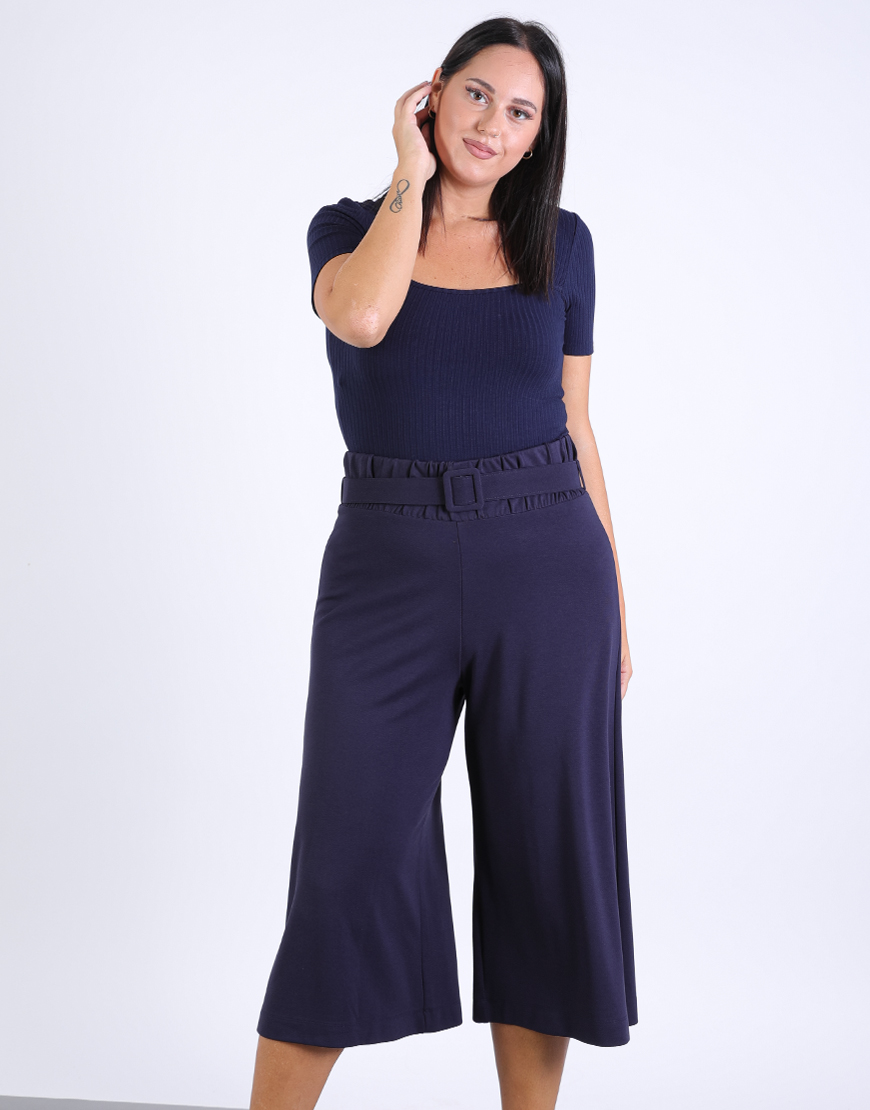 Plus Size κάπρι παντελόνα σε φαρδιά γραμμή και ζώνη με ντυμένη τόκα, σε ελαστικό πόντε ύφασμα.Το μοντέλο φοράει: XLΎψος μοντέλου: 180 cm