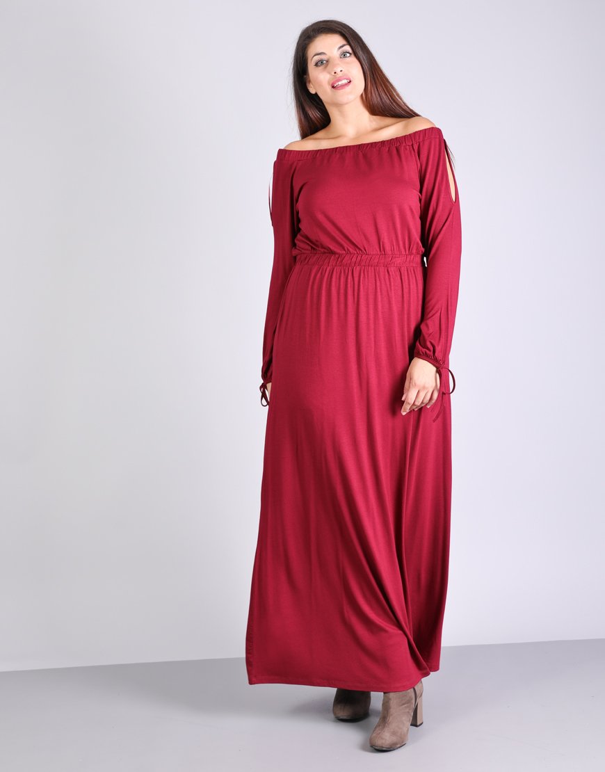 Έξωμο μάξι φόρεμα για μεγάλα μεγέθη, σε ελαστικό ζέρσει ύφασμα.Το μοντέλο φοράει: XLΎψος μοντέλου: 170 cm