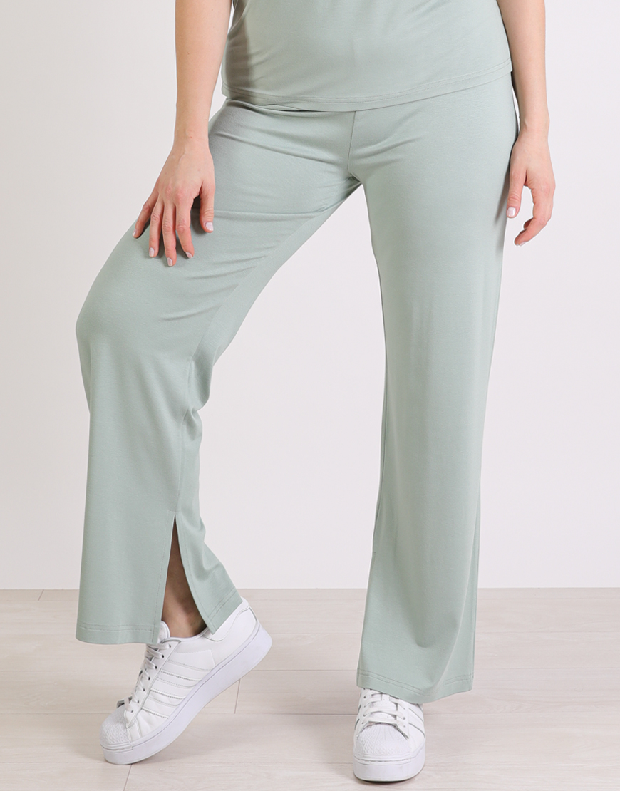 Plus Size παντελόνι με λάστιχο στην μέση και σκίσιμο στον ποδόγυρο, Basic, σε ελαστικό ζέρσεϊ ύφασμα.Το μοντέλο φοράει: XLΎψος μοντέλου: 180 cm