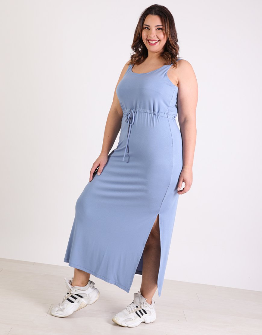 Plus Size εφαρμοστό μάξι φόρεμα με σκίσιμο στο πλάϊ, διπλή τιράντα με αναβατήρες και κορδόνι στην μέση, σε ελαστικό ζέρσεϊ ύφασμα.Το μοντέλο φοράει: XLΎψος μοντέλου: 170 cm