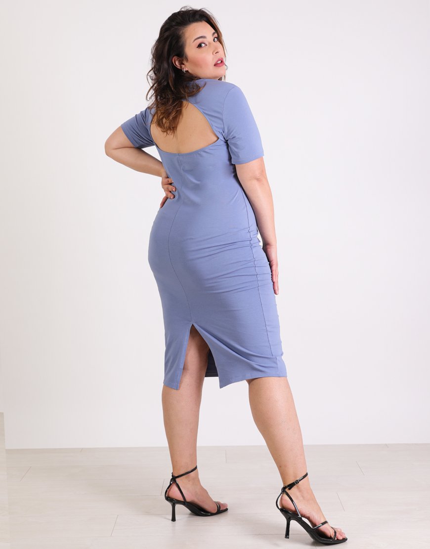 Plus Size εφαρμοστό φόρεμα με τετράγωνο ντεκολτέ και άνοιγμα στην πλάτη, σε ελαστικό ζέρσεϊ ύφασμα.Το μοντέλο φοράει: XLΎψος μοντέλου: 170 cm