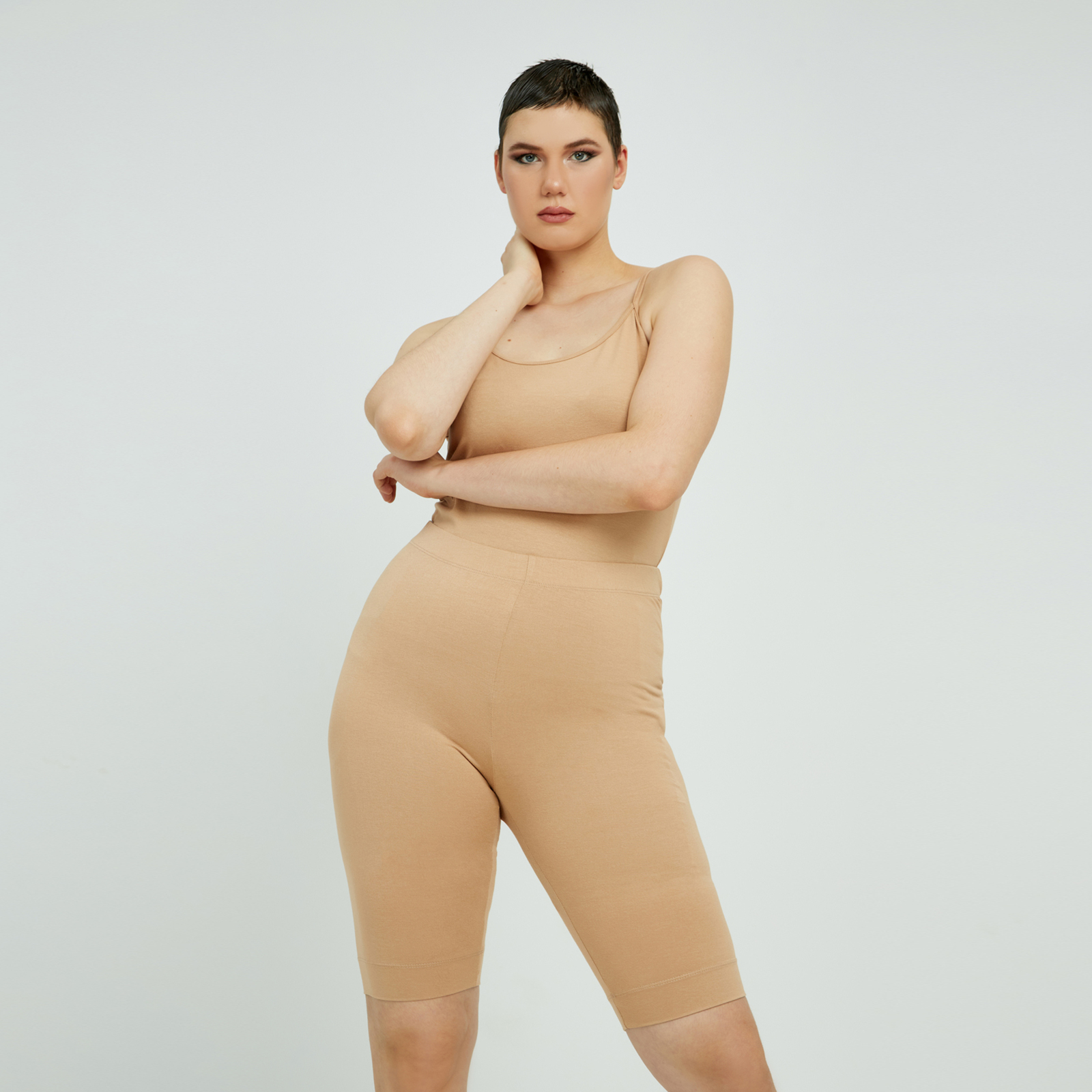 ● Ελαστική βισκόζη ● Λάστιχο στη μέση ● Bodycon εφαρμογή Μήκος (εσωτερική ραφή): 28 εκ 97%VISCOSE 3%ELASTAN Το μοντέλο έχει ύψος 1,80 εκ. και φοράει S/M