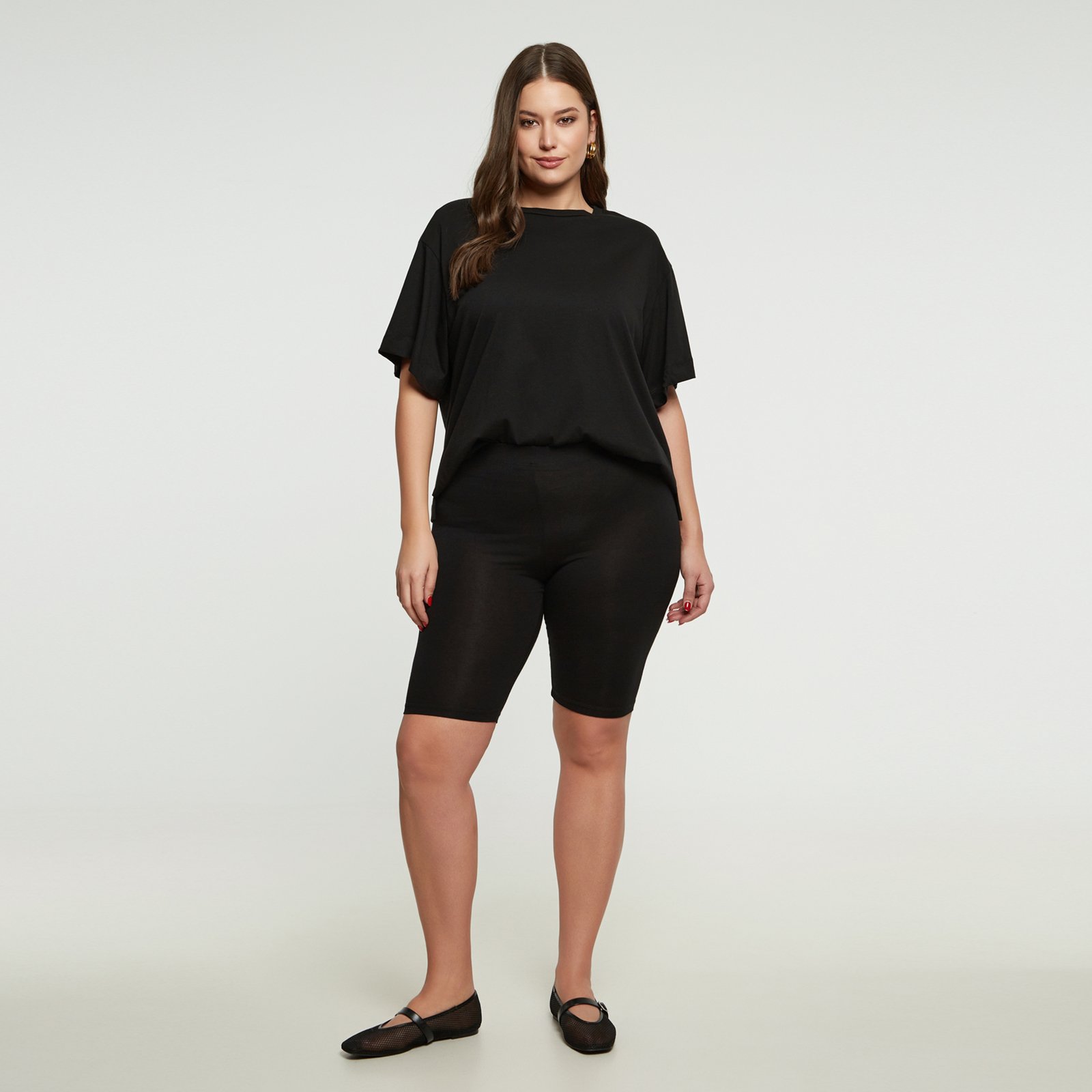 ● Ελαστική βισκόζη ● Λάστιχο στη μέση ● Bodycon εφαρμογή Μήκος (εσωτερική ραφή): 28 εκ 97%VISCOSE 3%ELASTAN Το μοντέλο έχει ύψος 1,80 εκ. και φοράει S/M