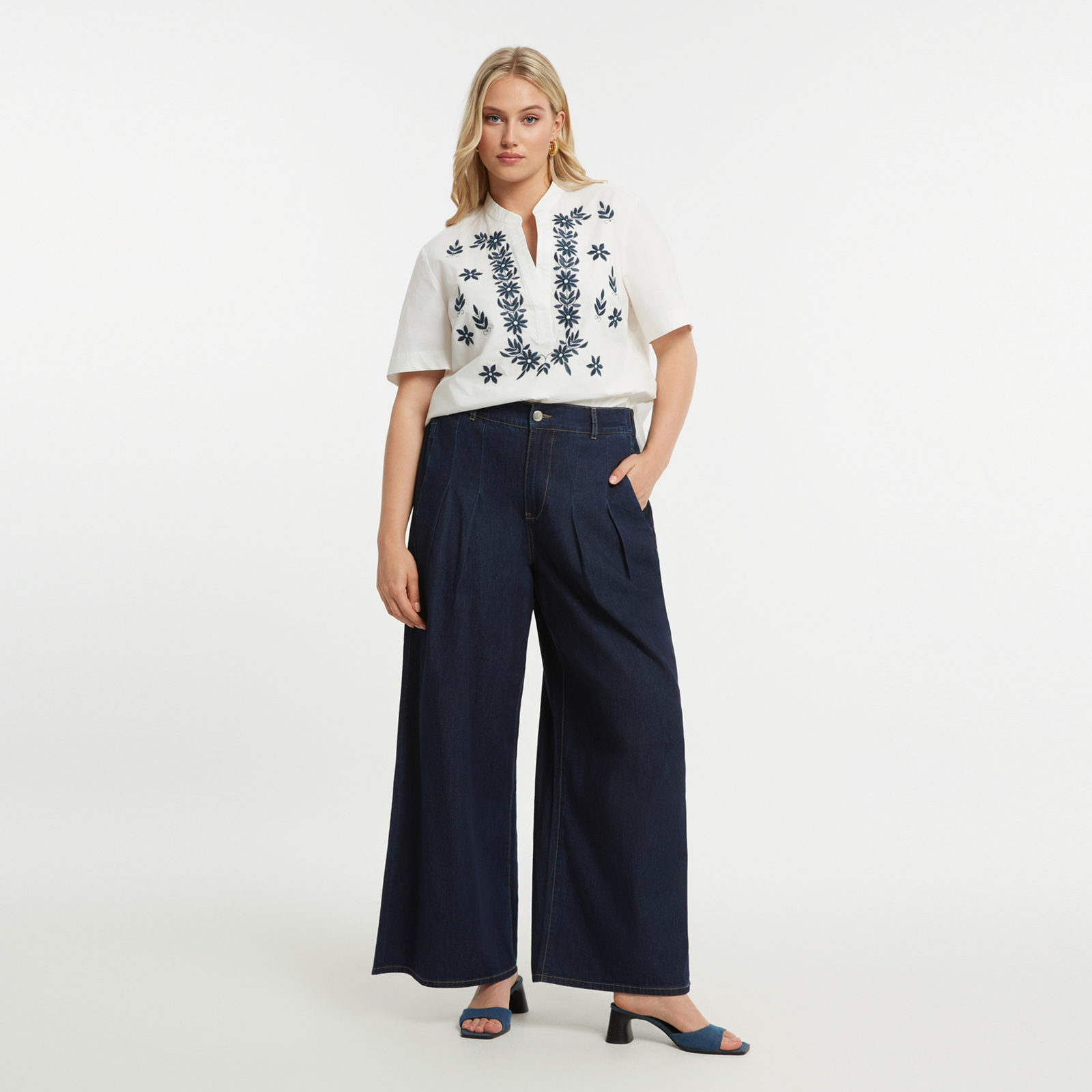 Wide-leg denim παντελόνα από 100% βαμβάκι με δομημένη υφή και καθαρές γραμμές. Οι πιέτες μπροστά προσθέτουν όγκο και κίνηση, δημιουργώντας μια σιλουέτα που συνδυάζει άνεση και σύγχρονη κομψότητα. ● Βαθύ μπλε denim με sophisticated χαρακτήρα ● Fluid wide-leg γραμμή με effortless κίνηση ● Πιέτες μπροστά που προσθέτουν δομή και fashion όγκο ● Καθαρή γραμμή μέσης για tailored αισθητική ● Minimal σχεδιασμός με elevated καθημερινό ύφος> ● Χαλαρές αλλά ισορροπημένες αναλογίες για σύγχρονο styling Μήκος (εσωτερική ραφή) - 77 cm 100%COTTON Το μοντέλο έχει ύψος 1,80 εκ. και φοράει S