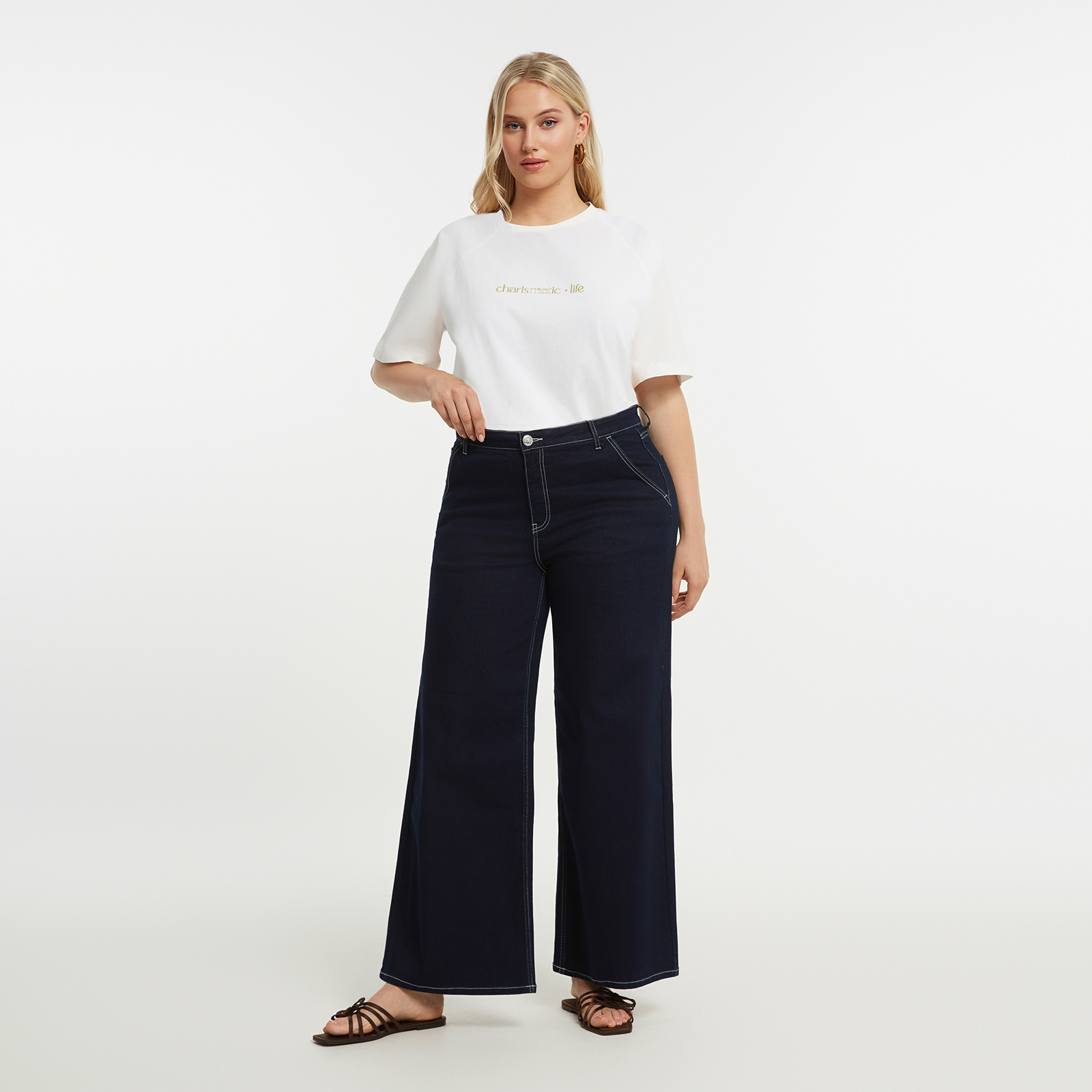 Ανανεώστε τη denim γκαρνταρόμπα σας με αυτό το wide-leg jeans που δημιουργεί καθαρή και σύγχρονη σιλουέτα. Η ψηλόμεση γραμμή επιμηκύνει το σώμα, ενώ το φαρδύ τελείωμα χαρίζει κίνηση και effortless αισθητική. Από βαμβακερό denim με ελαφριά ελαστικότητα για άνεση χωρίς να χάνει τη δομή του — ιδανικό για καθημερινά looks με fashion χαρακτήρα. ● Wide-leg γραμμή για δυναμικό αποτέλεσμα ● Ψηλόμεση εφαρμογή που κολακεύει ● Ελαστικότητα για άνεση στην κίνηση ● Κλείσιμο με κουμπί και φερμουάρ ● Συνδυάζεται εύκολα από casual έως πιο elevated εμφανίσεις 73%COTTON 23%POLYESTER 3%VISCOSE 1%ELASTANE Το μοντέλο έχει ύψος 1,77 εκ. και φοράει S