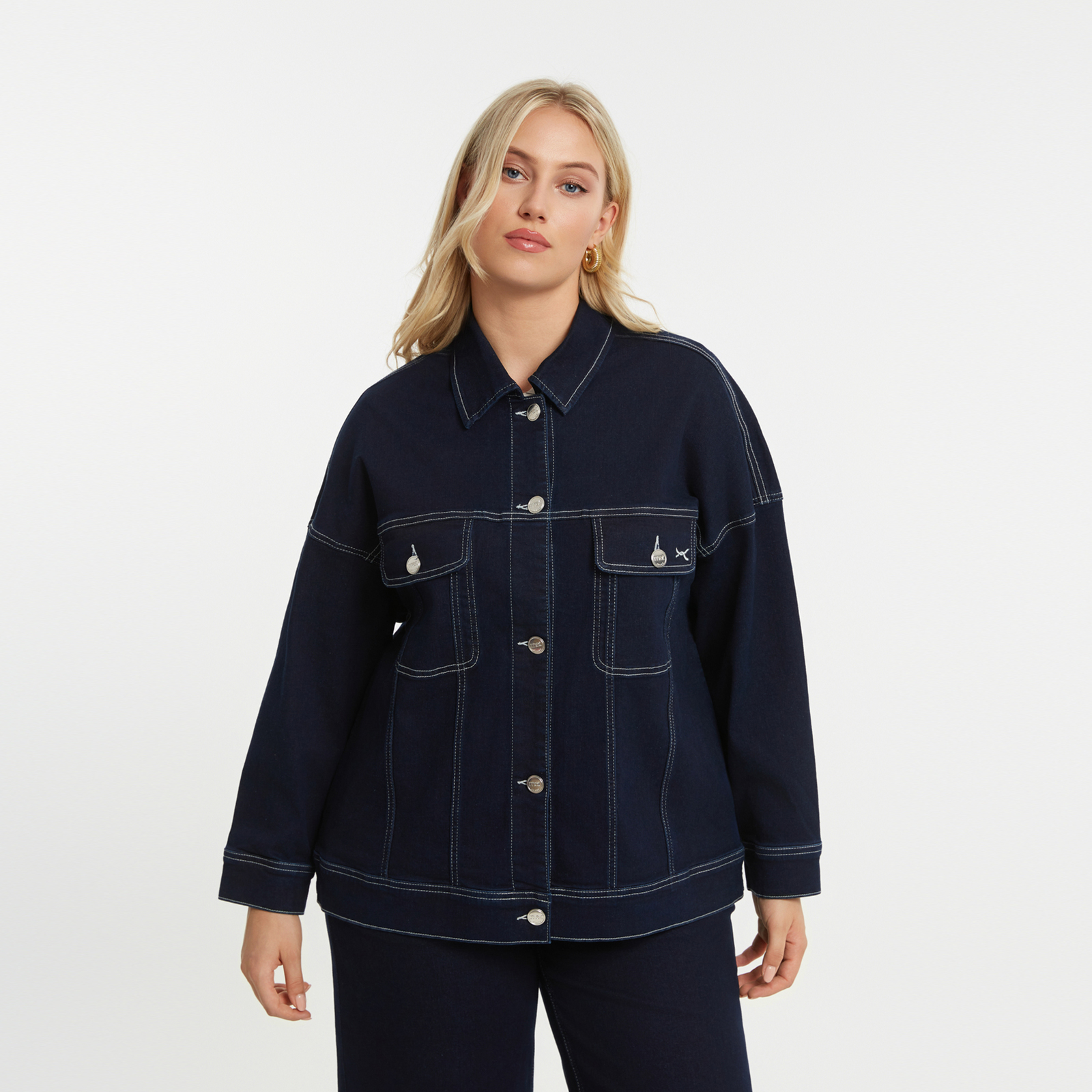 Δομημένο denim τζάκετ από premium βαμβακερό ύφασμα με ελαστικότητα που συνδυάζει ανθεκτικότητα και άνεση. Διαθέτει μακριά μανίκια, μπροστινό κούμπωμα με κουμπιά και δύο λειτουργικές τσέπες στο στήθος, επαναπροσδιορίζοντας την κλασική denim αισθητική μέσα από σύγχρονη γραμμή. ● Σύγχρονη προσέγγιση στο διαχρονικό denim tailoring ● Structured γραμμή με effortless χαρακτήρα ● Τσέπες στο στήθος με utility-inspired αισθητική ● Καθαρές γραμμές με contrast ραφές αντίθεσης ● Ελαστική υφή για άνεση όλη την ημέρα ● Ιδανικό layering κομμάτι για σύγχρονα σύνολα 73%COTTON 23%POLYESTER 3%VISCOSE 1%ELASTANE Το μοντέλο έχει ύψος 1,80 εκ. και φοράει S/M