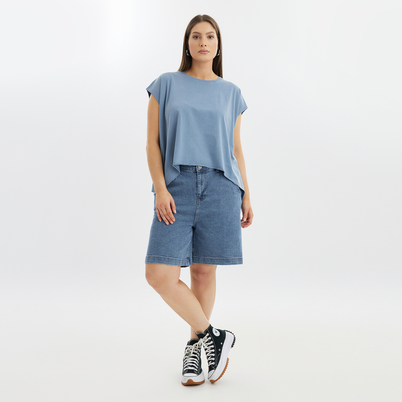 ● Βαμβακερό denim ● Κλείσιμο με μεταλλικό κουμπί και φερμουάρ ● 5 τσέπες ● Φαρδιά γραμμή Μήκος (εσωτερική ραφή): 21 εκ 99%COTTON 1%ELASTANE Το μοντέλο έχει ύψος 1,77 εκ. και φοράει S