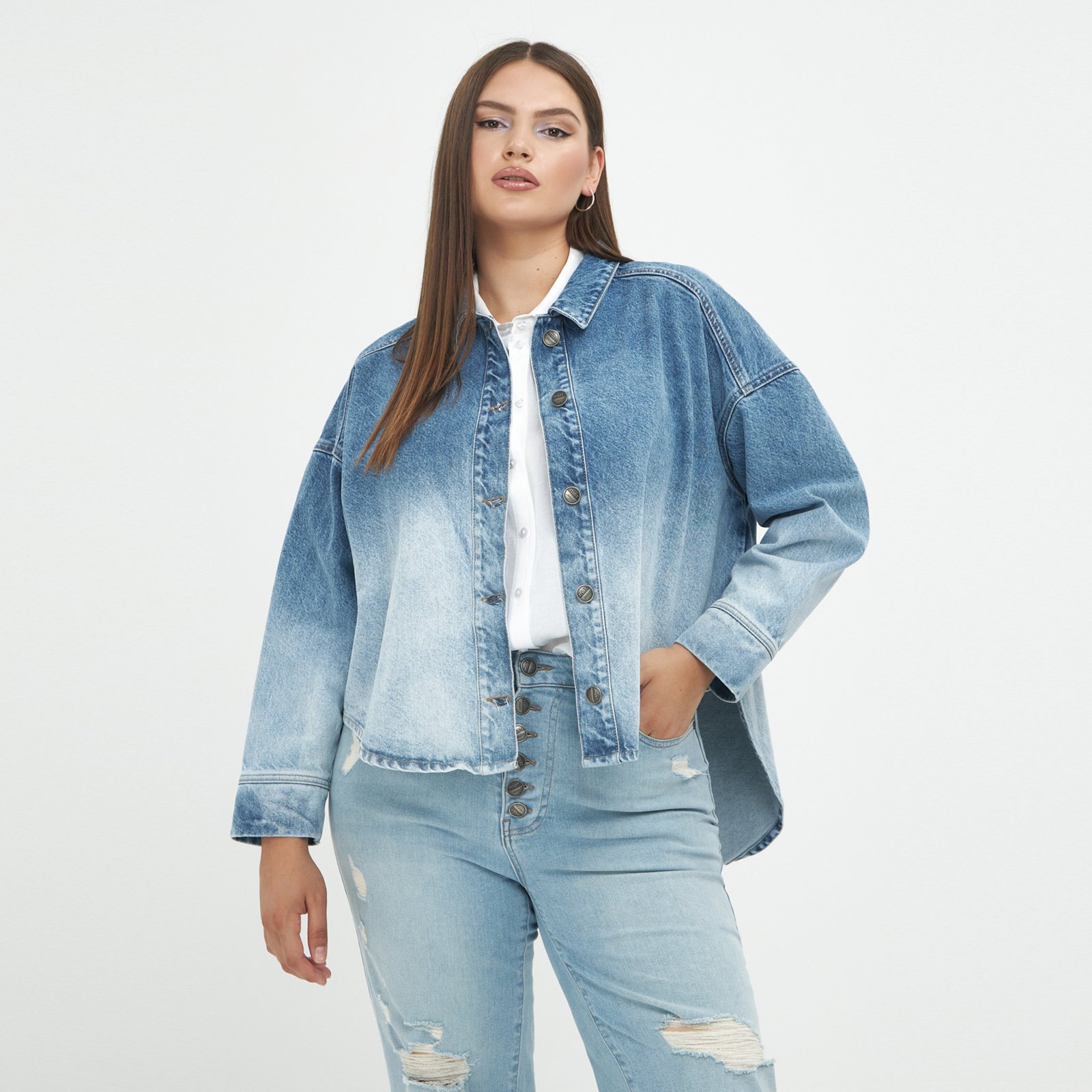 ● Denim βαμβακερό ύφασμα ● Κούμπωμα μπροστά ● Κλασικός γιακάς πουκαμίσου ● Μακριά μανίκια Μήκος (κέντρο της πλάτης): 79 εκ 100%COTTON Το μοντέλο έχει ύψος 1,86 εκ. και φοράει S/Μ