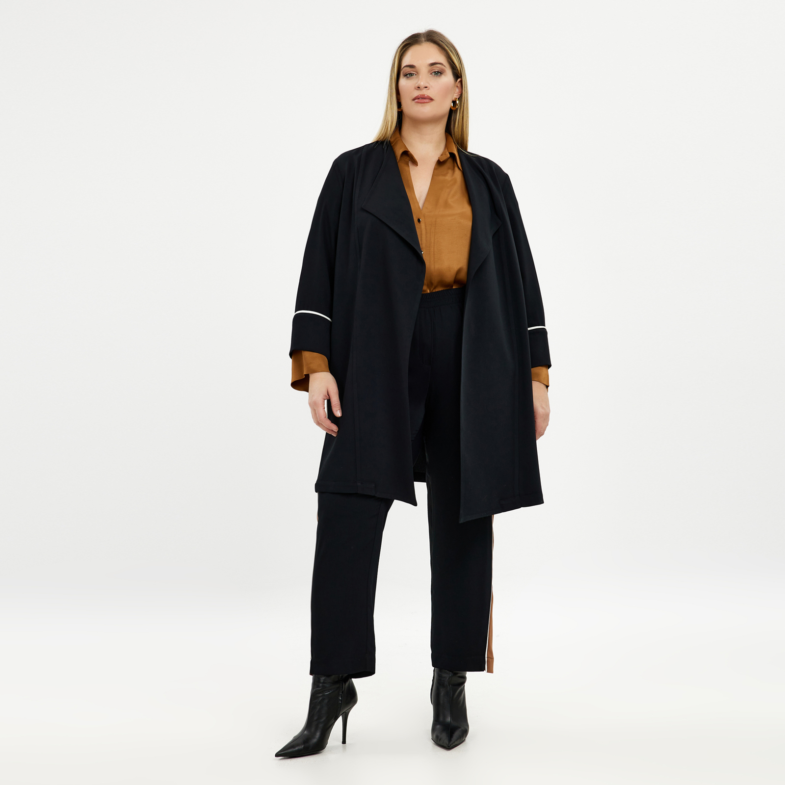  Αυτή η oversized μαύρη ζακέτα σακάκι είναι ο απόλυτος συνδυασμός κομψότητας και άνεσης. Ιδανική τόσο για casual όσο και επαγγελματικές περιστάσεις, διαθέτει χαλαρή γραμμή και μίνιμαλ design που κολακεύει κάθε σιλουέτα. Οι μπροστινές τσέπες και τα φαρδιά μανίκια προσθέτουν μια σύγχρονη πινελιά, ενώ το μαλακό ύφασμα εξασφαλίζει άνεση όλη την ημέρα. ● Οversized γραμμή για μοντέρνα, relaxed σιλουέτα ● Φαρδιά μανίκια που προσθέτουν μια σύγχρονη, structured εμφάνιση ● Μπροστινές τσέπες για πρακτικότητα και στυλ ● Μίνιμαλ design που ταιριάζει εύκολα με casual και επίσημα σύνολα 51%RECYCLED POLYESTER 49%POLYESTER Το μοντέλο έχει ύψος 1,79 εκ. και φοράει O/S 