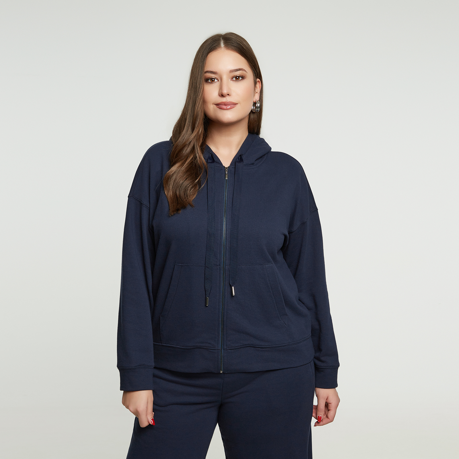 Αυτή η oversized ζακέτα με κουκούλα και φερμουάρ, σχεδιασμένη σε απαλές παστέλ αποχρώσεις, είναι ιδανική για layering, διαθέτει χαλαρή γραμμή, ρυθμιζόμενη κουκούλα και πρακτικές μπροστινές τσέπες. Κατασκευασμένη από μείγμα βαμβακιού και πολυεστέρα, είναι ιδανική για το σπίτι ή casual εμφανίσεις. Συνδυάστε τη με τζιν, κολάν ή ασορτί jogger για μια άνετη, everyday εμφάνιση. ● Μαλακό μείγμα βαμβακιού και πολυεστέρα για άνεση και αντοχή ● Oversized γραμμή με κουκούλα και μπροστινό φερμουάρ για εύκολη εφαρμογή ● Ρυθμιζόμενη κουκούλα με κορδόνια για εξατομικευμένη εφαρμογή ● Μπροστινές τσέπες τύπου καγκουρό για λειτουργικότητα και στυλ ● Διαθέσιμο σε λευκό, μπλε και ροζ Μήκος (κέντρο της πλάτης): 63 εκ 60%COTTON 40%POLYESTER Το μοντέλο έχει ύψος 1,79 εκ. και φοράει S/M Made in Greece