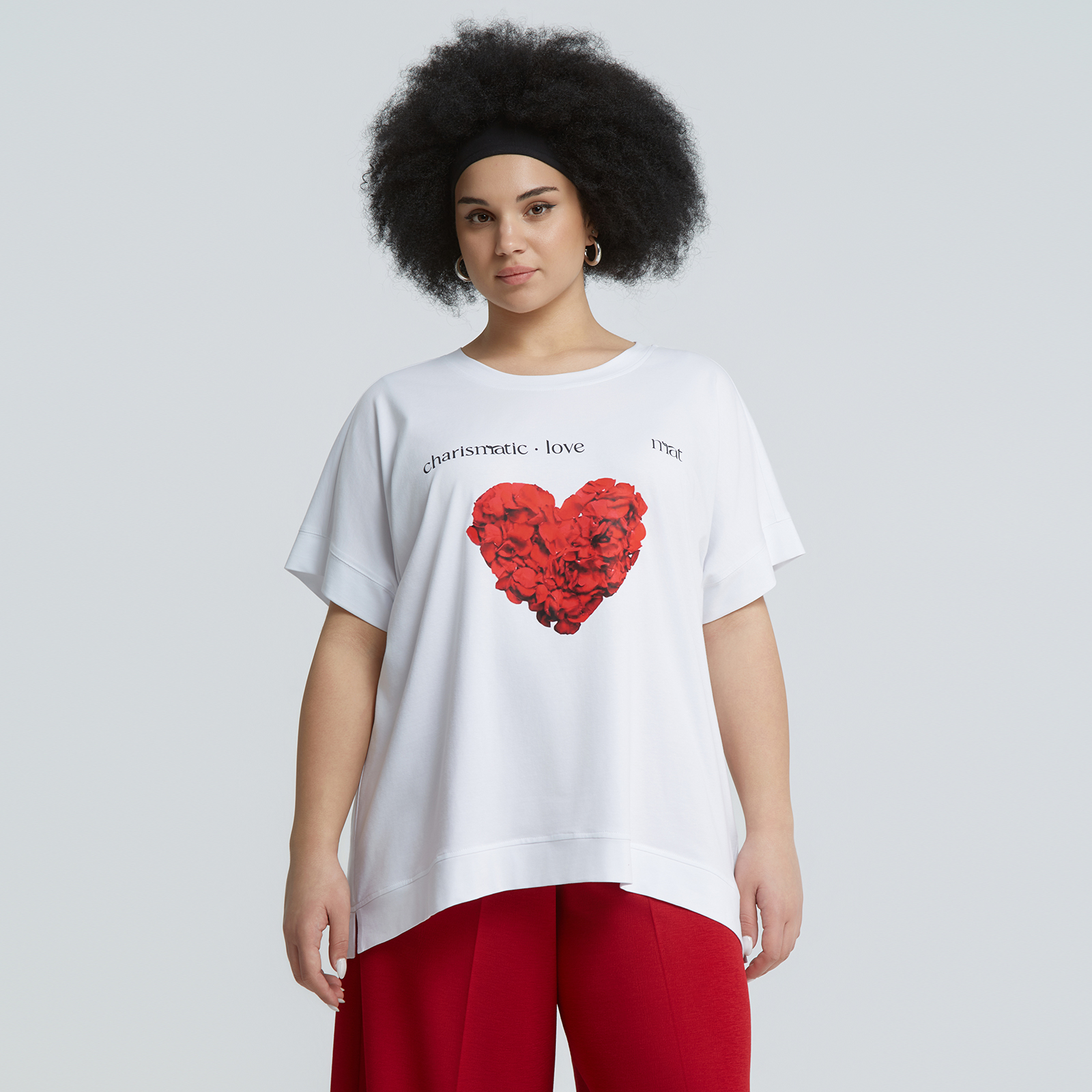 Αυτή η συλλεκτική μπλούζα Valentine’s Edition γιορτάζει την αγάπη μέσα από μια δυναμική graphic στάμπα και σύγχρονο ύφος. Φτιαγμένη από απαλό, δροσερό βαμβάκι, συνδυάζει άνεση και playful ρομαντισμό. Ένα ιδιαίτερο κομμάτι που ξεχωρίζει και δίνει fashion χαρακτήρα στην Ημέρα του Αγίου Βαλεντίνου. ● 100% βαμβακερό ύφασμα με απαλή και δροσερή υφή ● Αποκλειστική στάμπα Αγίου Βαλεντίνου με καρδιά από τριαντάφυλλα ● Statement τύπωμα με τη φράση “charismatic love” ● Χαλαρή εφαρμογή με σύγχρονες αναλογίες ● Κλασική στρογγυλή λαιμόκοψη και κοντά μανίκια ● Ιδανική για Valentine’s εμφανίσεις αλλά και ιδιαίτερα καθημερινά looks Μήκος (κέντρο της πλάτης): 70 εκ 100%COTTON Το μοντέλο έχει ύψος 1,70 εκ. και φοράει O/S Made in Greece
