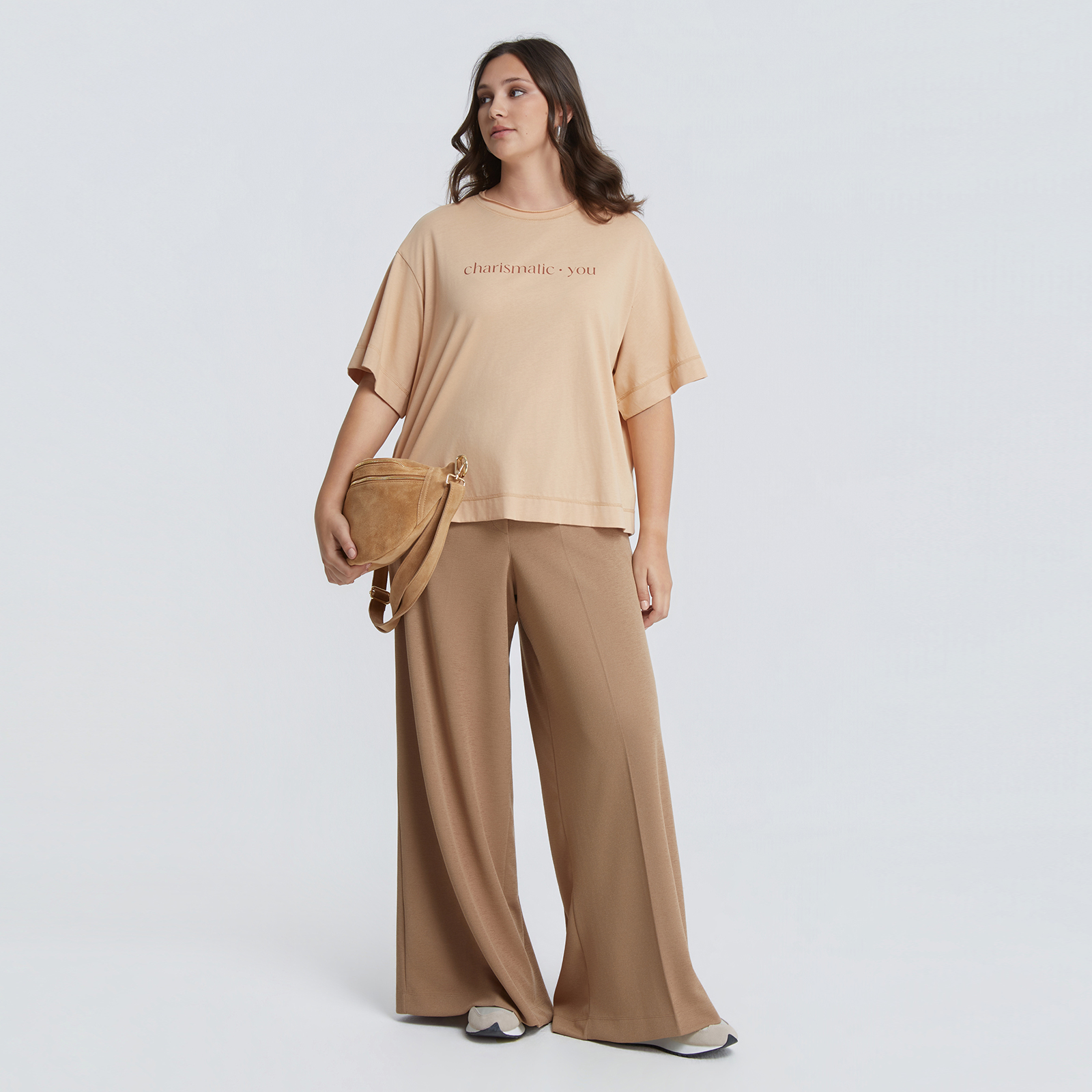 Casual αλλά γεμάτο χαρακτήρα, αυτό το βαμβακερό boxy T-shirt προσθέτει σύγχρονο στιλ στις καθημερινές εμφανίσεις. Η χαλαρή γραμμή και το logo “Charismatic You” δημιουργούν ένα μοντέρνο, δυναμικό look που ταιριάζει εύκολα σε κάθε σύνολο. ● Ύφασμα από 100% βαμβάκι για φυσική άνεση και διαπνοή ● Σύγχρονη boxy γραμμή για χαλαρή και μοντέρνα σιλουέτα ● Logo “Charismatic You” που δίνει statement χαρακτήρα ● Απαλή και ελαφριά αίσθηση, ιδανική για καθημερινή χρήση ● Συνδυάζεται εύκολα με τζιν, φούστες ή υφασμάτινα παντελόνια Μήκος (κέντρο της πλάτης): 60 εκ 100%COTTON Το μοντέλο έχει ύψος 1,77 εκ. και φοράει O/S Διαστάσεις μοντέλου Στήθος: 101 cmΜέση: 82 cmΓοφοί: 113 cm