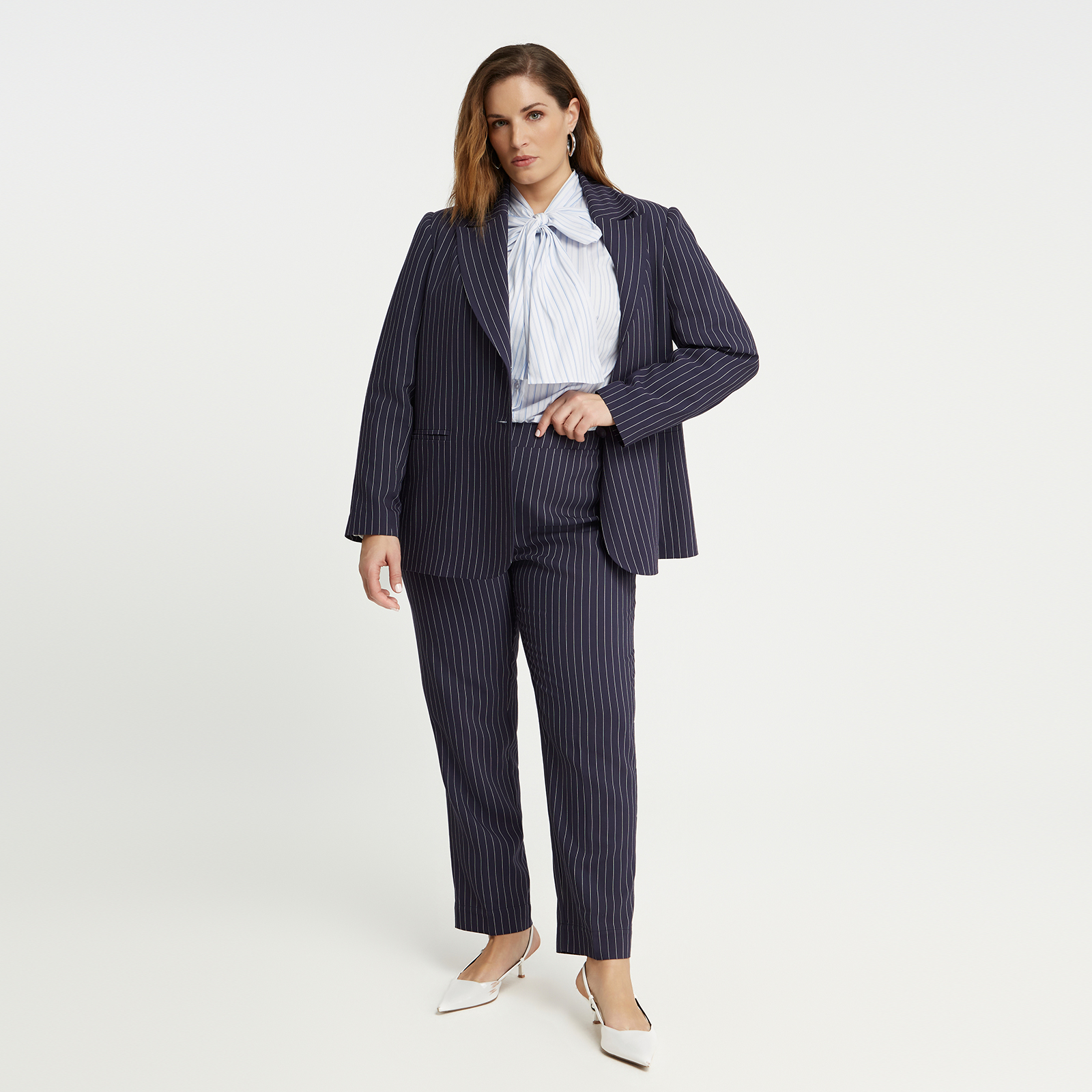 Το μπλε ριγέ cigarette παντελόνι συνδυάζει μοντέρνο tailoring και άνετη κομψότητα. Το ρέγιόν προσφέρει ρευστή αίσθηση και όμορφη εφαρμογή, ενώ το πίσω λάστιχο χαρίζει πρακτικότητα χωρίς να χάνει τη γραμμή του. Ολοκληρώστε το look με το ασορτί γιλέκο για ένα διαχρονικά στιλάτο σύνολο. ● Κομψό μπλε ριγέ μοτίβο που χαρίζει εκλεπτυσμένη, επιμηκυμένη σιλουέτα ● Λιτή γραμμή cigarette που αναδεικνύει τη σιλουέτα με διακριτική κομψότητα ● Ανάλαφρη αίσθηση χάρη στο ρεγιόν ύφασμα ● Πίσω λάστιχο στη μέση που συνδυάζει άνεση και άψογο tailoring ● Versatile κομμάτι που ταιριάζει τόσο σε chic καθημερινά σύνολα όσο και σε πιο επίσημες εμφανίσεις ● Ιδανικός συνδυασμός με το ασορτί γιλέκο για ένα σύγχρονο, ολοκληρωμένο look Μήκος (εσωτερική ραφή): 77,5 εκ. 90%VISCOSE 10%POLYESTER Το μοντέλο έχει ύψος 1,79 εκ. και φοράει S Made in Greece