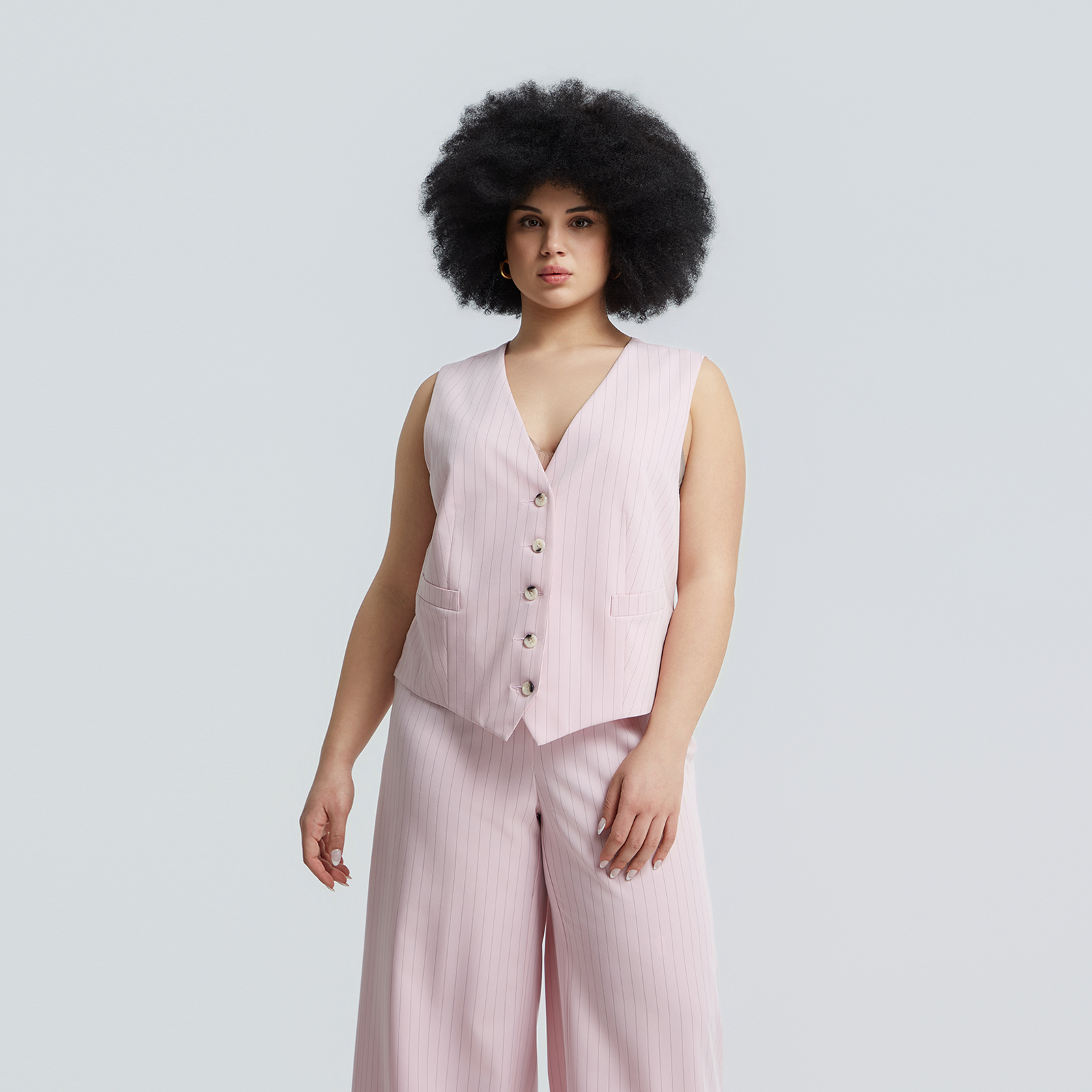 Αυτό το ριγέ γιλέκο προσθέτει σύγχρονη tailoring αισθητική στο καθημερινό ντύσιμο. Φοριέται μόνο του για ένα fashion-forward αποτέλεσμα ή πάνω από πουκάμισα και φορέματα για ανεπιτήδευτη κομψότητα. Συνδυάζεται ιδανικά με το ασορτί παντελόνι για ένα σύγχρονο σετ. ● Ελαφρύ ύφασμα, ιδανικό για ανοιξιάτικο και καλοκαιρινό layering ● Διαχρονικό ριγέ μοτίβο με κομψή αισθητική ● Κομψό ριγέ σχέδιο με tailored αισθητική ● V λαιμόκοψη με κουμπιά μπροστά ● Δομημένη γραμμή που αναδεικνύει τη σιλουέτα ● Ευέλικτο κομμάτι που αναβαθμίζει casual και πιο επίσημες εμφανίσεις Μήκος (κέντρο της πλάτης): 55 εκ 72%POLYESTER 23%VISCOSE 5%ELASTANE Το μοντέλο έχει ύψος 1,70 εκ. και φοράει S/Μ
