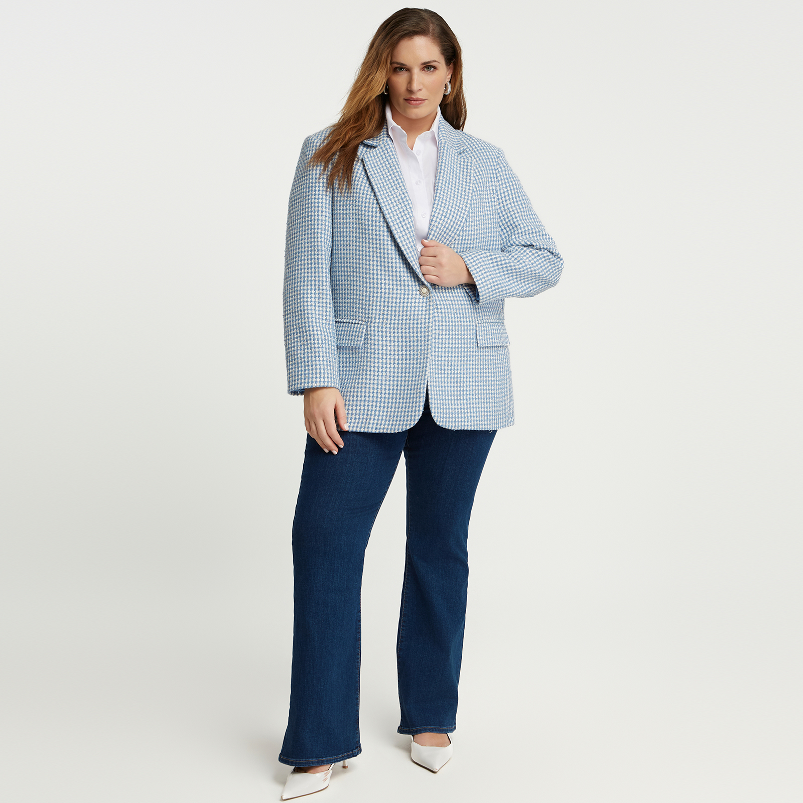Το tweed σακάκι με houndstooth μοτίβο αποπνέει διαχρονική κομψότητα με μια σύγχρονη, φρέσκια αισθητική. Η απαλή δομή του, η φίνα υφή του υφάσματος και η δροσερή μπλε απόχρωση δημιουργούν ένα κομμάτι που αναβαθμίζει κάθε εμφάνιση—είτε συνδυαστεί με τζιν για ανεπιτήδευτο chic, είτε με το ασορτί παντελόνι για ένα ολοκληρωμένο, polished σύνολο. ● Κλασικό houndstooth tweed σε μοντέρνα, ανάλαφρη μπλε απόχρωση ● Απαλή, διακριτική δομή που κολακεύει τη σιλουέτα ● Μονόκουμπο κλείσιμο με κομψό μεταλλικό κουμπί ● Μπροστινές τσέπες με καπάκι για sartorial λεπτομέρεια ● Ελαφριά φόδρα για άνεση και εύκολο layering όλες τις εποχές ● Ιδανικό για καθημερινά elevated looks, office chic ή κομψές weekend εμφανίσεις ● Ταιριάζει άψογα με ασορτί κομμάτια για refined monochromatic σύνολο Μήκος (κέντρο της πλάτης): 74 cm 100%POLYESTER Το μοντέλο έχει ύψος 1,79 εκ. και φοράει S/M Made in Greece