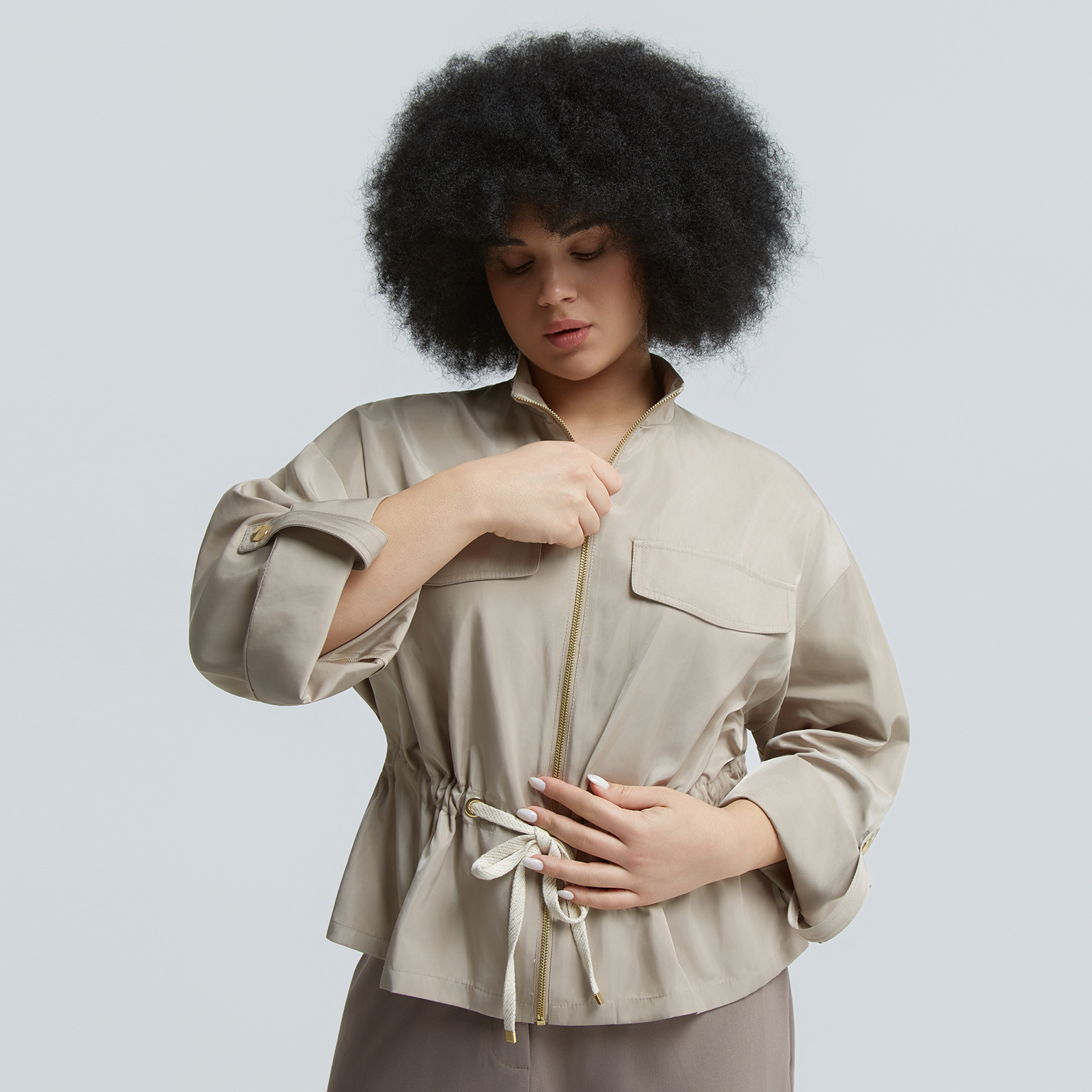 Μια σύγχρονη εκδοχή του utility style, αυτό το jacket με σατέν υφή συνδυάζει δομή και απαλότητα, ιδανικό για layering και για να αναβαθμίσει τις καθημερινές εμφανίσεις με διακριτική κομψότητα. ● Ελαφρύ jacket με απαλή ελαφρώς γυαλιστερή υφή ● Ψηλός λαιμός με μπροστινό φερμουάρ σε χρυσή απόχρωση ● Άνετη γραμμή με ρυθμιζόμενο κορδόνι στη μέση ● Τσέπες με καπάκι στο στήθος σε utility ύφος ● Δομημένη γραμμή που αναδεικνύει τη σιλουέτα ● Μακριά μανίκια για ευέλικτο styling Μήκος (κέντρο της πλάτης): 64 εκ 100%POLYESTER Το μοντέλο έχει ύψος 1,70 εκ. και φοράει O/S