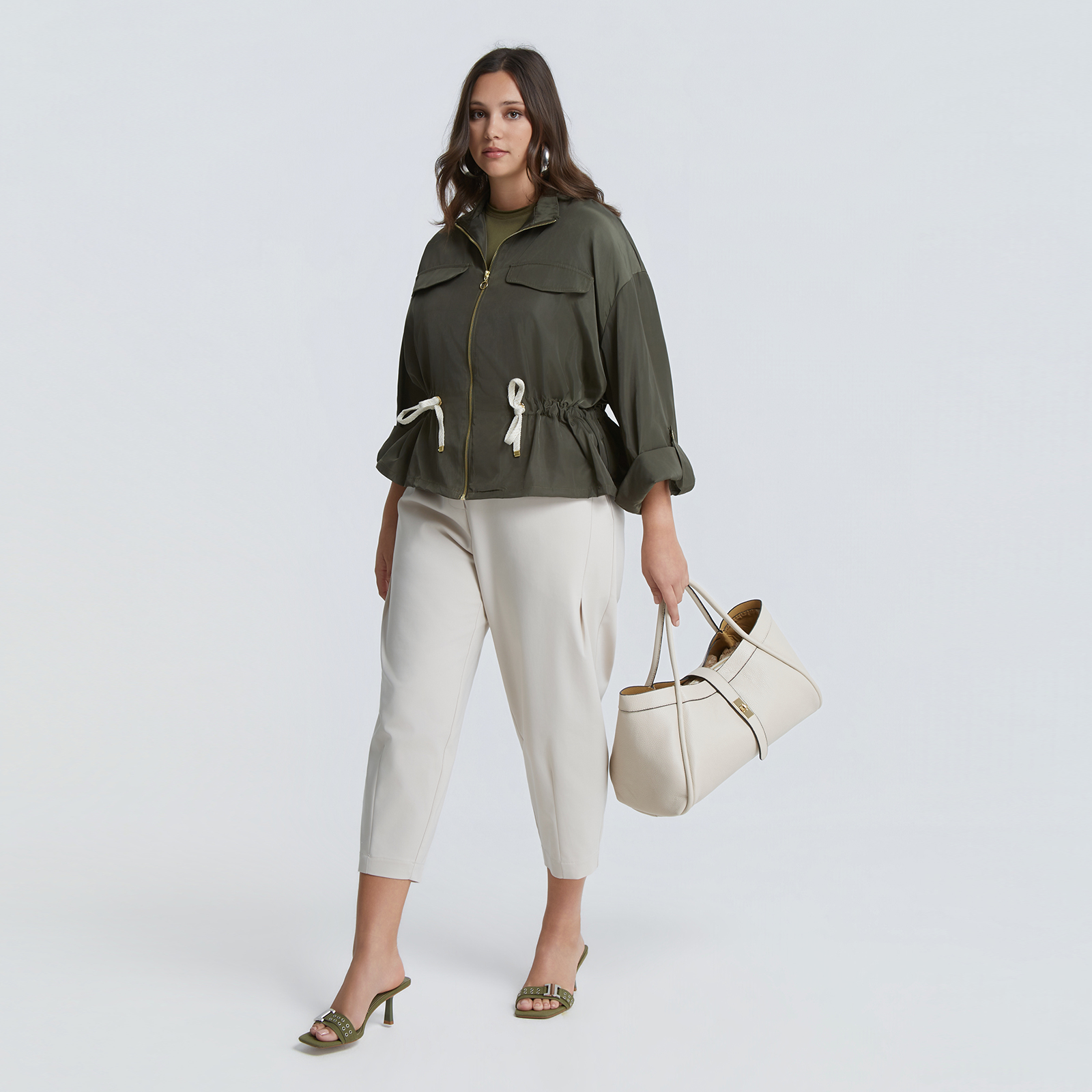 Μια σύγχρονη εκδοχή του utility style, αυτό το jacket με σατέν υφή συνδυάζει δομή και απαλότητα, ιδανικό για layering και για να αναβαθμίσει τις καθημερινές εμφανίσεις με διακριτική κομψότητα. ● Ελαφρύ jacket με απαλή ελαφρώς γυαλιστερή υφή ● Ψηλός λαιμός με μπροστινό φερμουάρ σε χρυσή απόχρωση ● Άνετη γραμμή με ρυθμιζόμενο κορδόνι στη μέση ● Τσέπες με καπάκι στο στήθος σε utility ύφος ● Δομημένη γραμμή που αναδεικνύει τη σιλουέτα ● Μακριά μανίκια για ευέλικτο styling Μήκος (κέντρο της πλάτης): 64 εκ 100%POLYESTER Το μοντέλο έχει ύψος 1,77 εκ. και φοράει O/S Διαστάσεις μοντέλου Στήθος: 101 cmΜέση: 82 cmΓοφοί: 113 cm