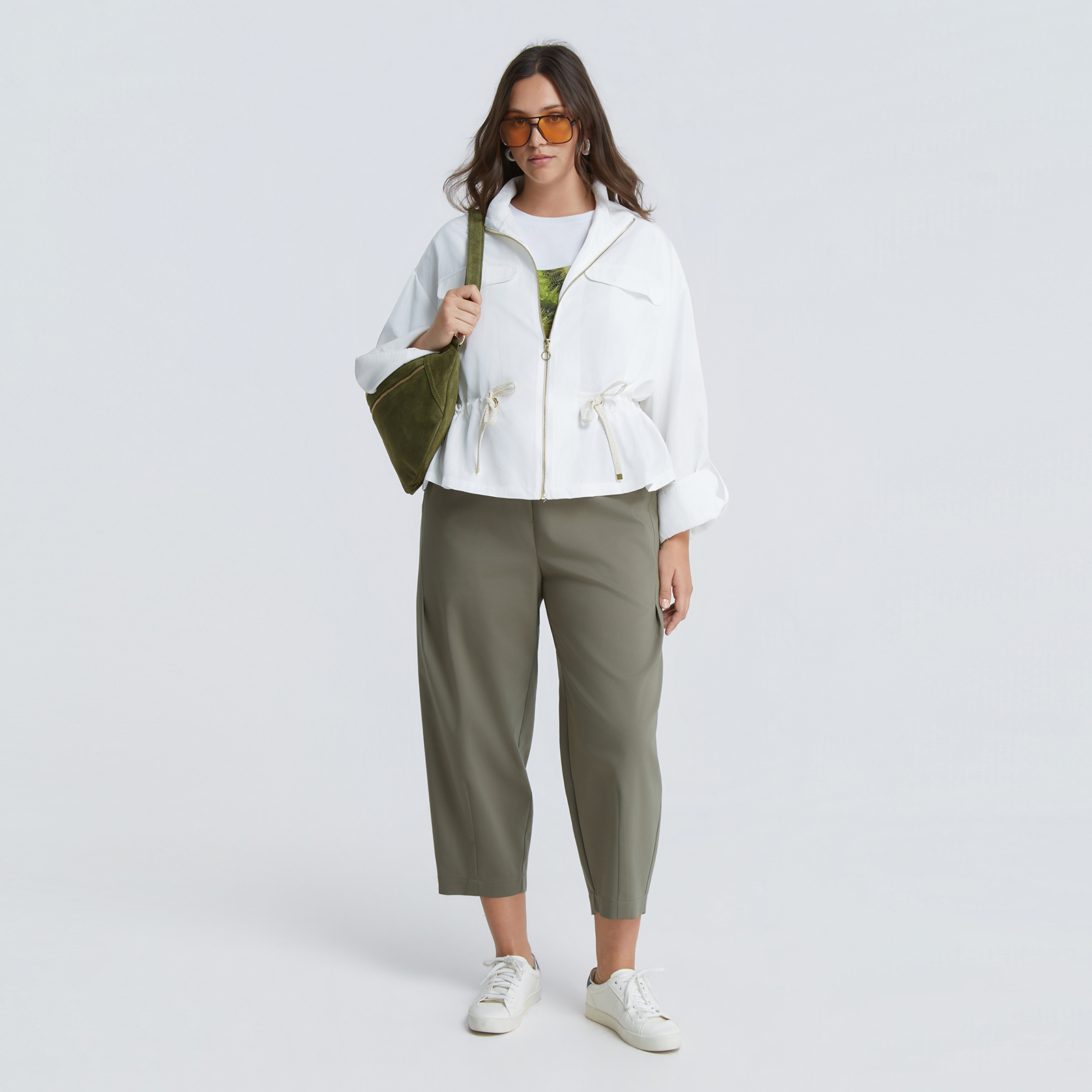 Μια σύγχρονη εκδοχή του utility style, αυτό το jacket με σατέν υφή συνδυάζει δομή και απαλότητα, ιδανικό για layering και για να αναβαθμίσει τις καθημερινές εμφανίσεις με διακριτική κομψότητα. ● Ελαφρύ jacket με απαλή ελαφρώς γυαλιστερή υφή ● Ψηλός λαιμός με μπροστινό φερμουάρ σε χρυσή απόχρωση ● Άνετη γραμμή με ρυθμιζόμενο κορδόνι στη μέση ● Τσέπες με καπάκι στο στήθος σε utility ύφος ● Δομημένη γραμμή που αναδεικνύει τη σιλουέτα ● Μακριά μανίκια για ευέλικτο styling Μήκος (κέντρο της πλάτης): 64 εκ 100%POLYESTER Το μοντέλο έχει ύψος 1,77 εκ. και φοράει O/S Διαστάσεις μοντέλου Στήθος: 101 cmΜέση: 82 cmΓοφοί: 113 cm