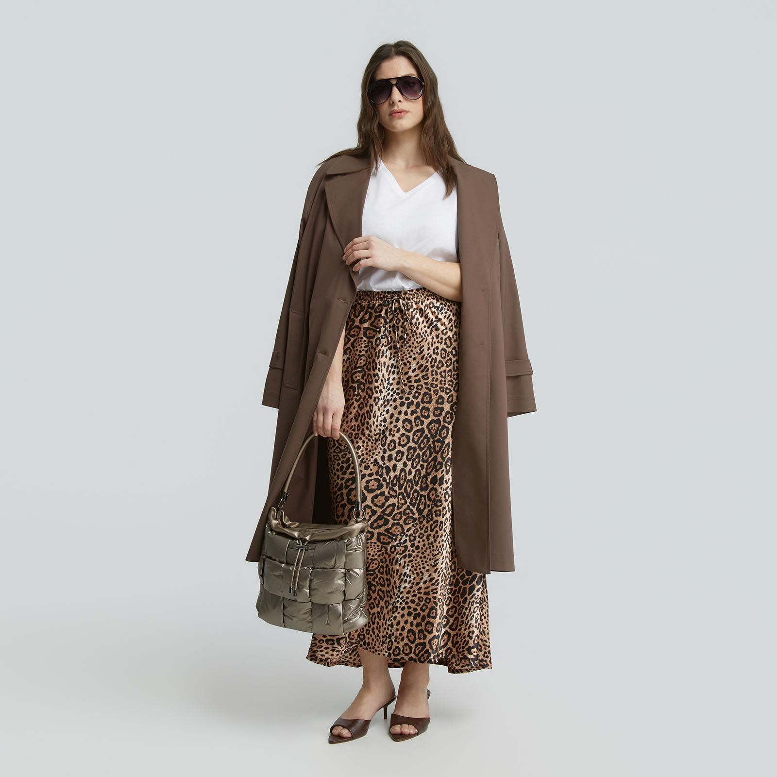 Η σατέν φούστα με animal print συνδυάζει πολυτελή υφή με εντυπωσιακή, θηλυκή κίνηση. Το silky ύφασμα αναδεικνύει κάθε βήμα, ενώ το λάστιχο στη μέση προσφέρει κομψή εφαρμογή που αγκαλιάζει διακριτικά το σώμα. Φορέστε τη με το ασορτί πουκάμισο για ένα ολοκληρωμένο, fashion-forward σύνολο που ξεχωρίζει. ● Σατέν ύφασμα που κινείται ανάλαφρα και χαρίζει λαμπερή υφή ● Εντυπωσιακό animal print για σύγχρονη, δυναμική αισθητική ● Κομψή γραμμή για διαχρονική θηλυκότητα ● Λάστιχο στη μέση για τέλεια εφαρμογή ● Ιδανική για looks από το πρωί έως το βράδυ, από polished chic έως πιο evening εμφανίσεις ● Ταιριάζει άψογα με το ασορτί animal-print πουκάμισο για εντυπωσιακό total look Μήκος: 106 cm 100%POLYESTER Made in Greece