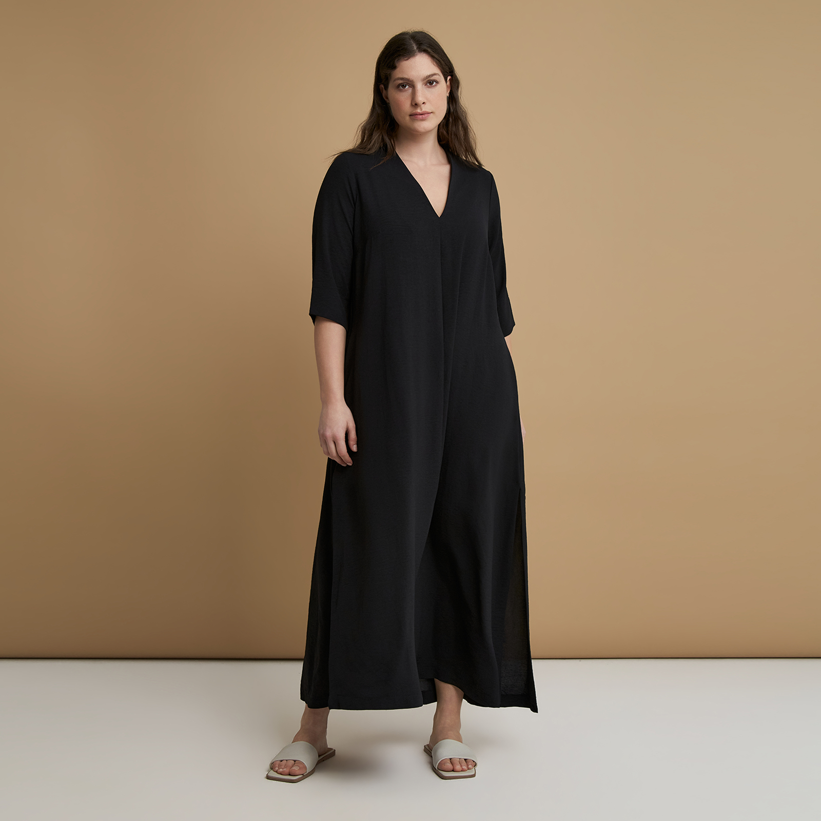 Ένα διαχρονικό κομμάτι από τη συλλογή Essential Collection, αυτό το maxi φόρεμα συνδυάζει ανεπιτήδευτη κομψότητα και καθημερινή άνεση. Κατασκευασμένο από εύχρηστο airwashed crepe, διαθέτει κολακευτικό V ντεκολτέ και κομψά μανίκια 3/4 που προσφέρουν διακριτική κάλυψη διατηρώντας την ανάλαφρη, ρευστή γραμμή του. Σχεδιασμένο για ευέλικτο styling, μεταβαίνει εύκολα από τις καθημερινές εμφανίσεις σε πιο προσεγμένα βραδινά σύνολα. ● Ανάλαφρο airwashed crepe για εύκολη φροντίδα ● Κολακευτικό V ντεκολτέ που αναδεικνύει τη θηλυκή σιλουέτα ● Κομψά μανίκια 3/4 για άνεση και διαχρονική φινέτσα ● Ρευστή maxi γραμμή που χαρίζει φυσική κίνηση ● Minimal σχεδιασμός ιδανικός για καθημερινό styling ● Μέρος της Essential Collection: πρακτική, διαχρονική και προσιτή Μήκος (κέντρο της πλάτης): 134 cm 100%POLYESTER Το μοντέλο έχει ύψος 1,77 εκ. και φοράει S/M