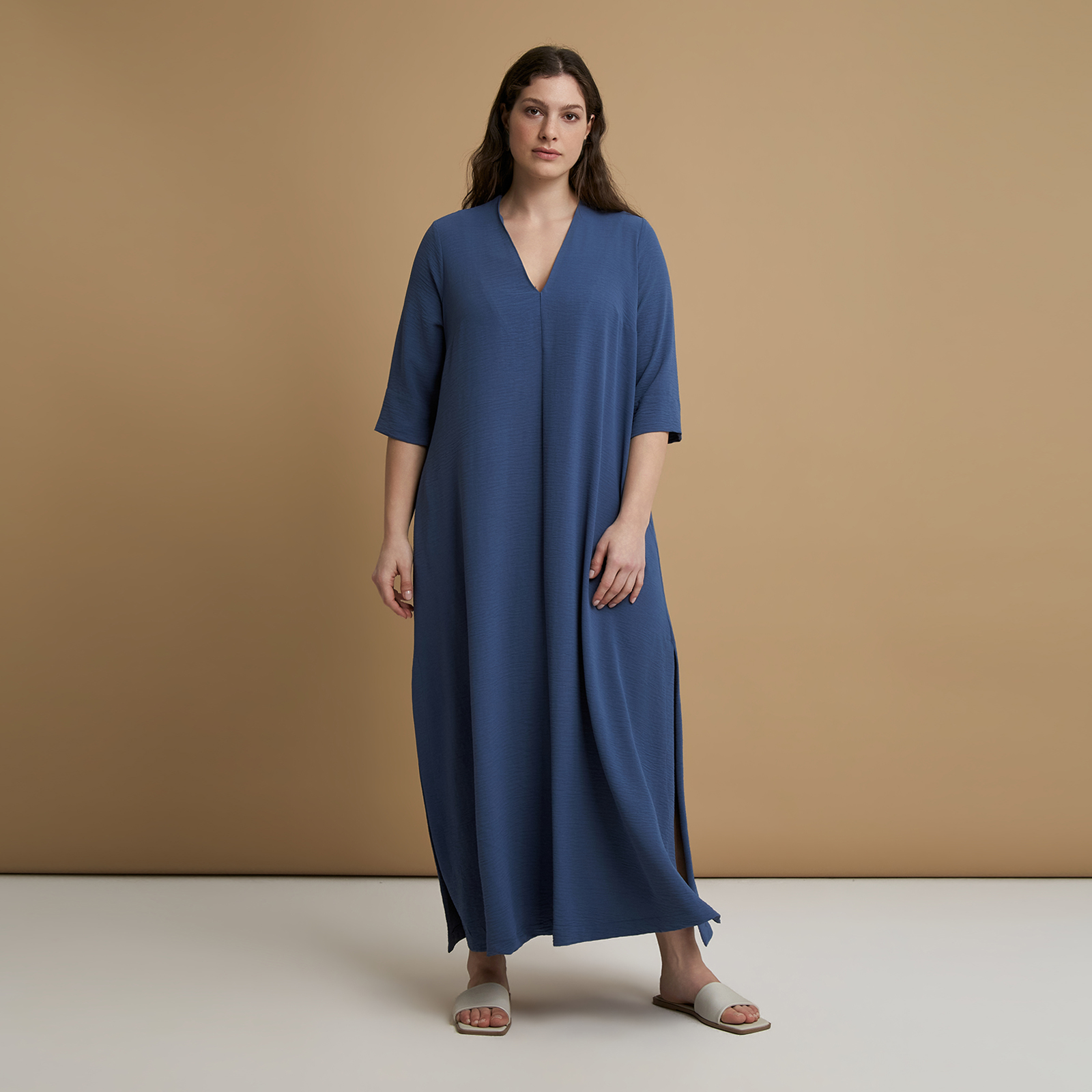 Ένα διαχρονικό κομμάτι από τη συλλογή Essential Collection, αυτό το maxi φόρεμα συνδυάζει ανεπιτήδευτη κομψότητα και καθημερινή άνεση. Κατασκευασμένο από εύχρηστο airwashed crepe, διαθέτει κολακευτικό V ντεκολτέ και κομψά μανίκια 3/4 που προσφέρουν διακριτική κάλυψη διατηρώντας την ανάλαφρη, ρευστή γραμμή του. Σχεδιασμένο για ευέλικτο styling, μεταβαίνει εύκολα από τις καθημερινές εμφανίσεις σε πιο προσεγμένα βραδινά σύνολα. ● Ανάλαφρο airwashed crepe για εύκολη φροντίδα ● Κολακευτικό V ντεκολτέ που αναδεικνύει τη θηλυκή σιλουέτα ● Κομψά μανίκια 3/4 για άνεση και διαχρονική φινέτσα ● Ρευστή maxi γραμμή που χαρίζει φυσική κίνηση ● Minimal σχεδιασμός ιδανικός για καθημερινό styling ● Μέρος της Essential Collection: πρακτική, διαχρονική και προσιτή Μήκος (κέντρο της πλάτης): 134 cm 100%POLYESTER Το μοντέλο έχει ύψος 1,77 εκ. και φοράει S/M