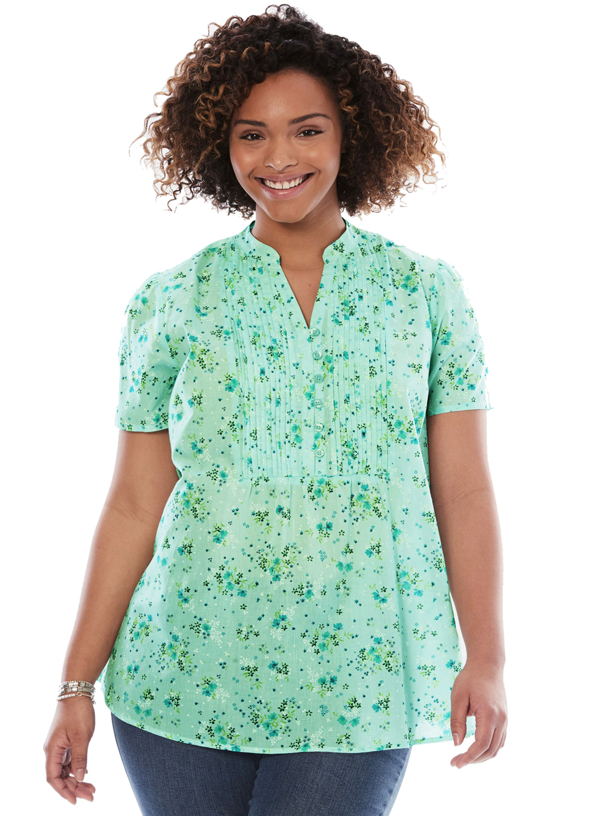 Φλοράλ πουκάμισο με μάο γιακά, πιέτα στο στήθος και κουμπιά που φτάνουν μέχρι την μέση, σε απαλό πράσινο χρώμα. Η βαμβακερή του σύνθεση το καθιστά ιδανικό για τις καλοκαιρινές βόλτες πρωί ή βράδυ.