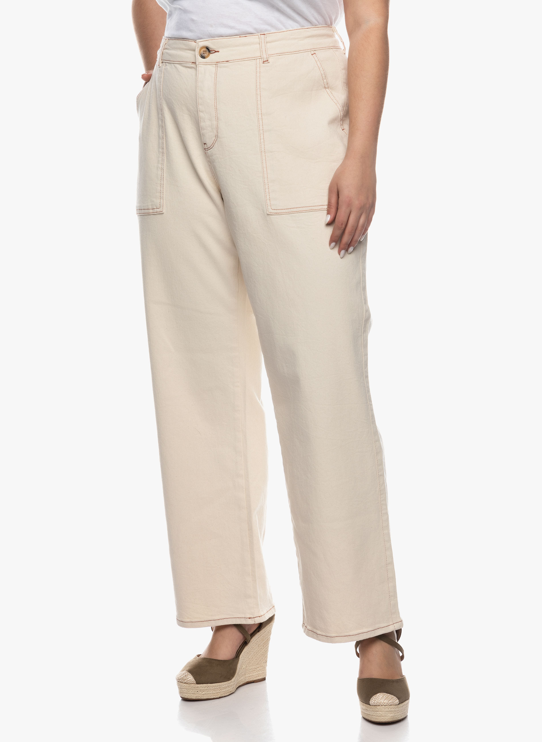 Παντελόνι σε ίσια γραμμή σε εκρού χρώμα με utility τσέπες στο πλάι, διαθέτει κουμπί και φερμουάρ στην μέση.