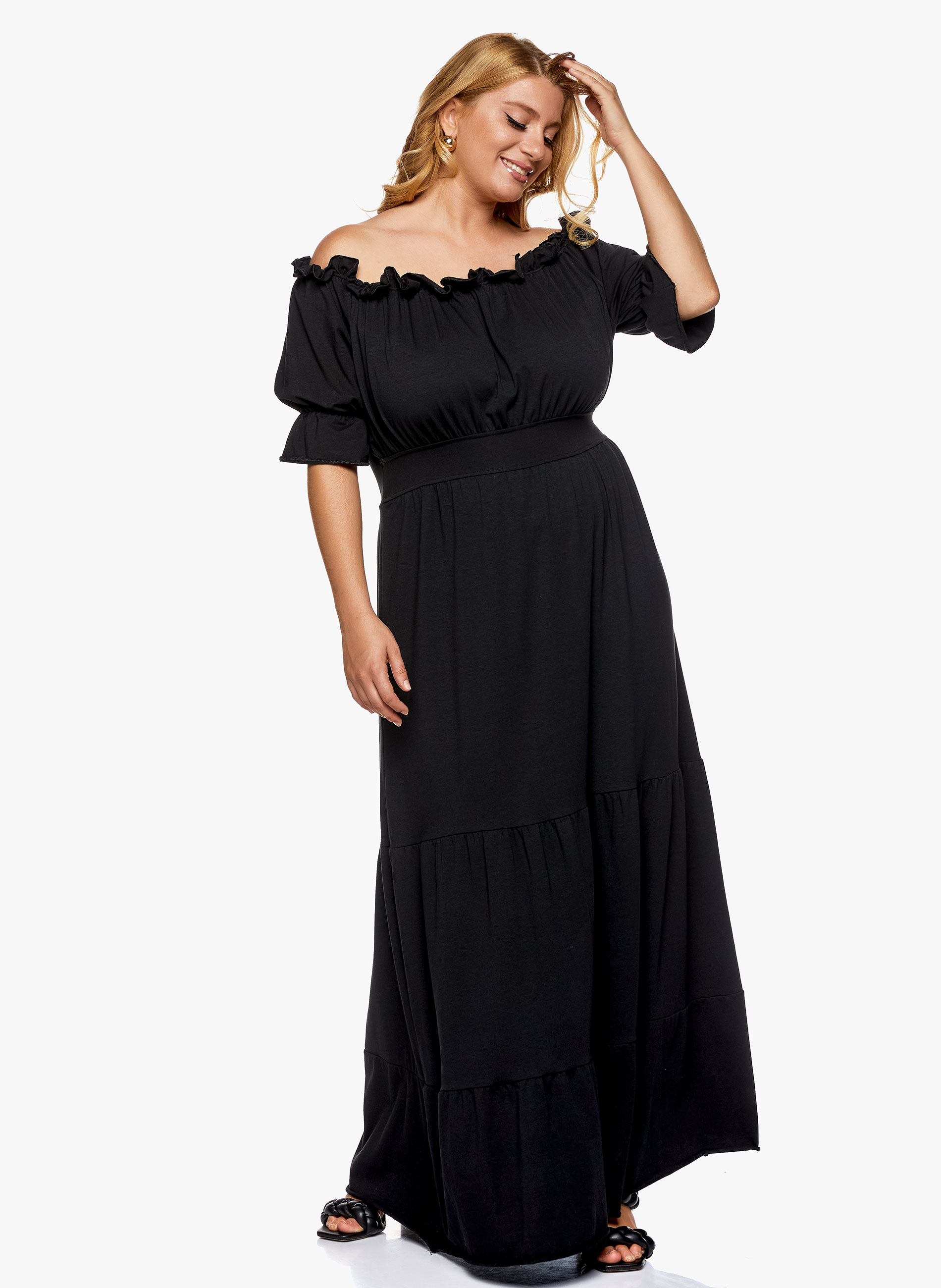 Βαμβακερό έξωμο φόρεμα σε μάξι γραμμή σε μαύρο χρώμα. Διαθέτει 3/4 μανίκι, μεσάτη εφαρμογή και βολάν στο τελείωμα. Επιλέξτε το και κερδίστε τις εντυπώσεις!