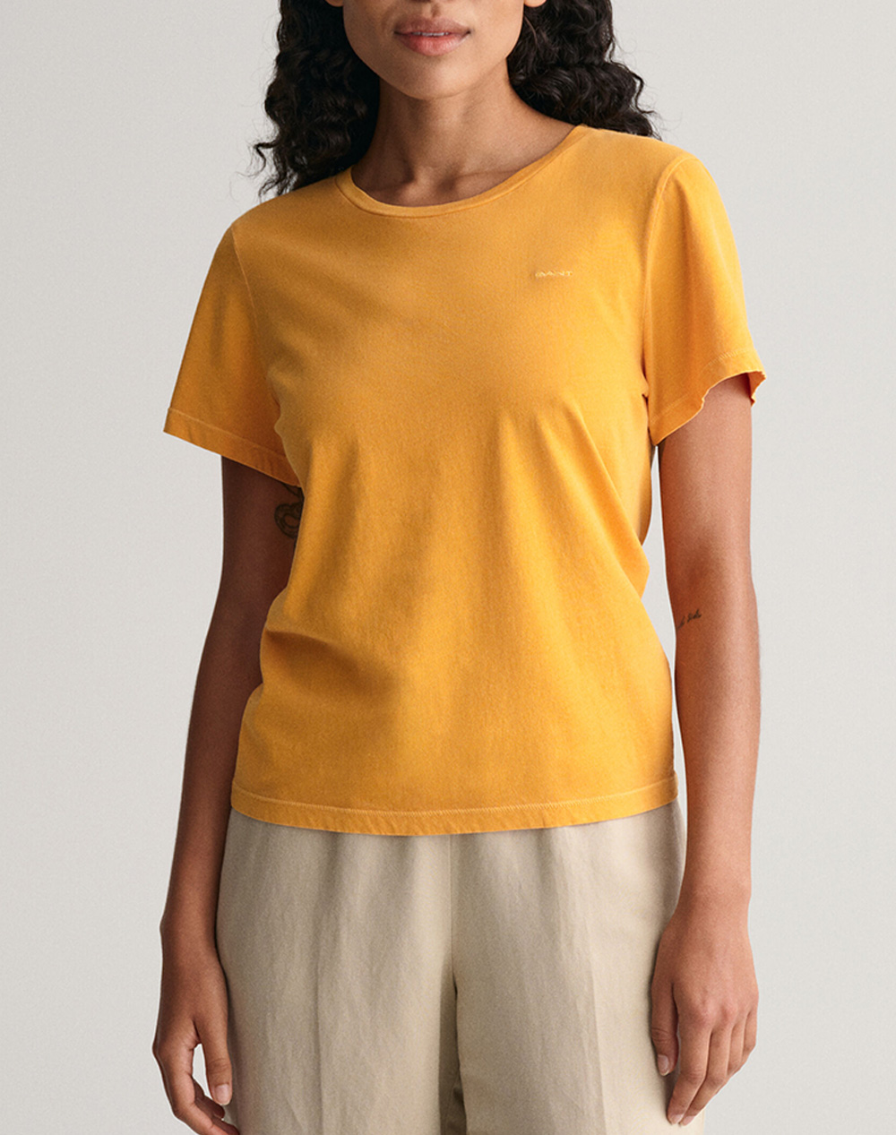 Γυναικεία t-shirt σε κανονική γραμμή, κοντομάνικη, με στρογγυλή λαιμόκοψη και κέντημα λογότυπου στο στήθος. (Σύνθεση: 100% Βαμβάκι)