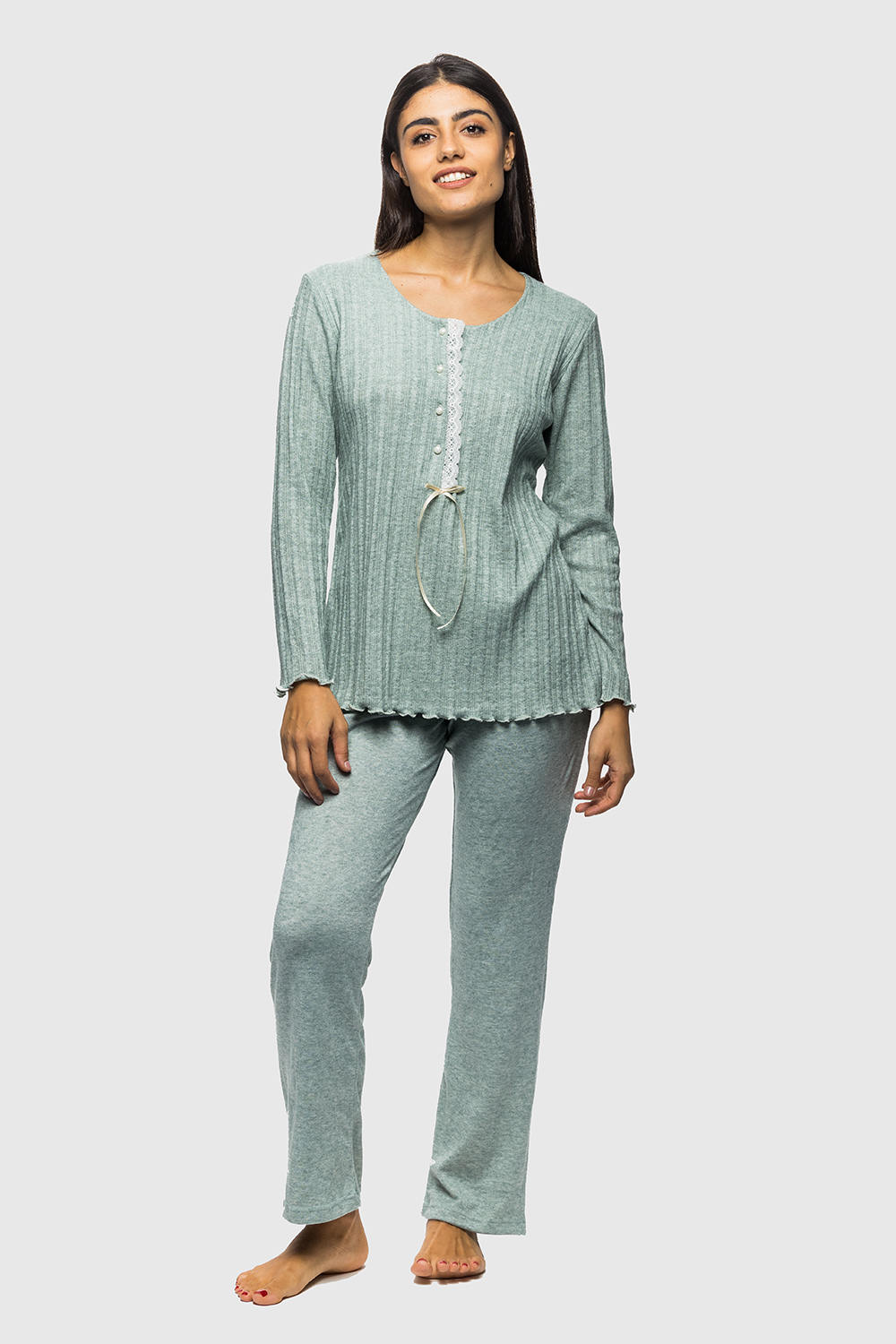 Koyote Γυναικεία χειμερινή πυτζάμα Cashmere. Η μπλούζα είναι με Rib πλέξη, με ανοιχτή λαιμόκοψη και πατιλέτα, η οποία διακοσμείται με μαύρη δαντέλα και στο τελείωμα και ένα φιόγκο. Το παντελόνι είναι μονόχρωμο και σε ίσια γραμμή. Κατασκευασμένο από μείγμα κασμίρ και βισκόζης, που χαρίζει εντυπωσιακή υφή υφάσματος και μαλακή αίσθηση. Ιδανικό και για θηλασμό!