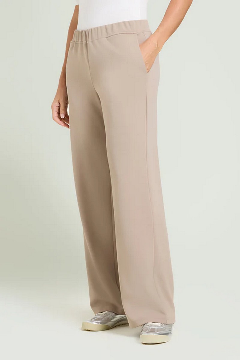 Ένα άνετο και κομψό παντελόνι σε wide-leg γραμμή, ιδανικό για καθημερινή χρήση αλλά και για πιο προσεγμένες εμφανίσεις. Η ελαστική μέση προσφέρει άνεση, ενώ το ύφασμα έχει απαλή, λεία υφή που κολακεύει το σώμα. Σύνθεση 97% polyester, 3% elastan Λεπτομέρειες Σχεδίασης Ελαστική μέση χωρίς κούμπωμα Πλαϊνές τσέπες Ίσια, χαλαρή γραμμή στο πόδι Λείο, μαλακό ύφασμα Ιδανικό για Καθημερινές εμφανίσεις, άνετα looks, μετακινήσεις, minimal chic σύνολα.