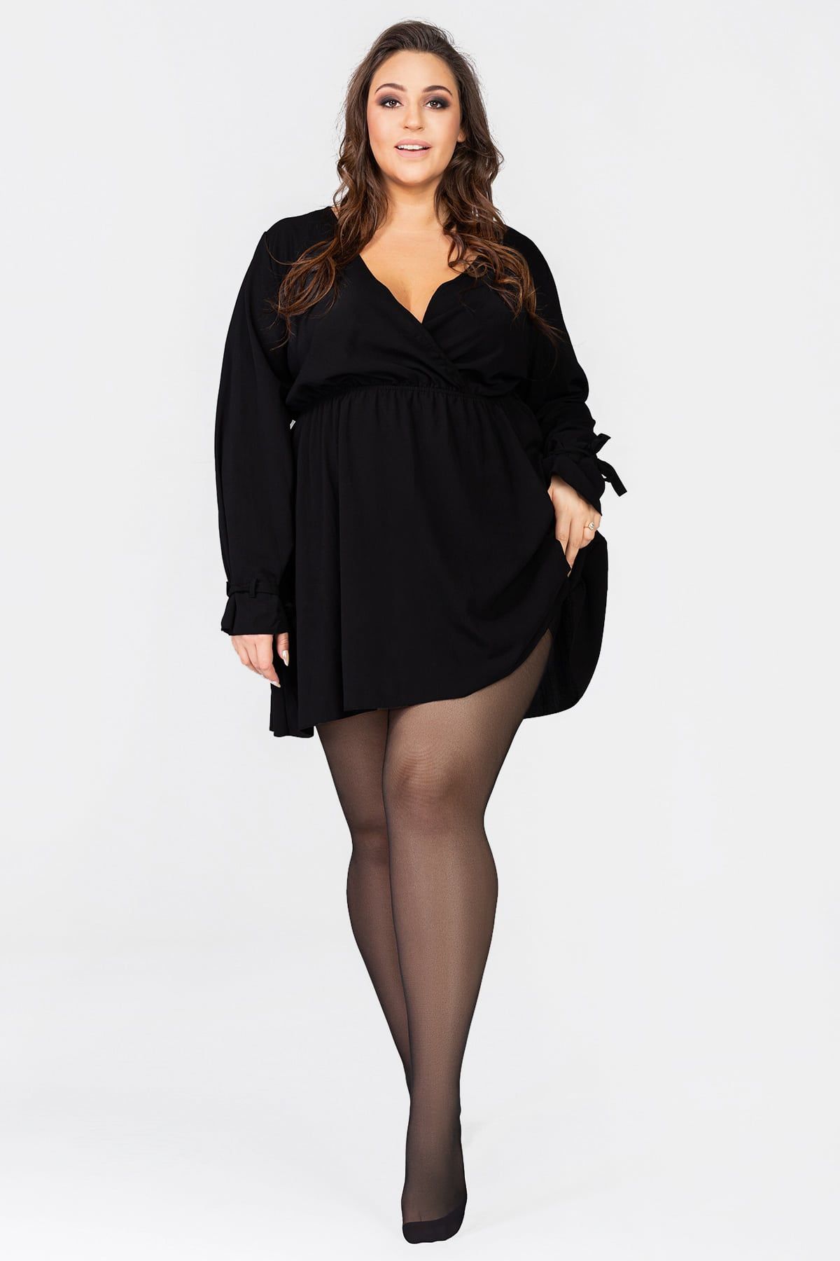 Kαλσόν Mona Queen Size 40 Den με ημι-ματ (semi-matte) όψη. Βαμβακερός καβάλος με ραφή που δε διαγράφει. Ενισχυμένος καβάλος και δάκτυλα. Διαθέτει πολύ μεγάλη ελαστικότητα. Προσφέρει άνεση στην περιοχή της κοιλιάς. Καλσόν τρισδιάστατης ύφανσης με μεγαλύτερη αντοχή κι άνεση. Καλύπτει μέχρι περιφέρεια 165 εκ.