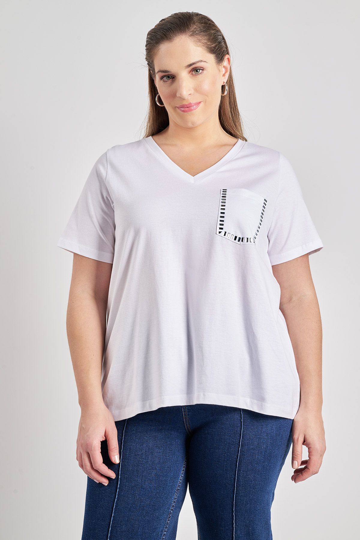 Βαμβακερή μπλούζα t-shirt με V λαιμόκοψη. Τσεπάκι στο στήθος με διακόσμηση τρουκς. Κοντά μανίκια. Άνετη γραμμή-Α. Ένα κομμάτι που φοριέται από το πρωί ως το βράδυ και δίνει διακριτική λάμψη στο look σας. Το μοντέλο έχει ύψος 180 εκ, στήθος 107, μέση 95, περιφέρεια 122 και φοράει το μέγεθος S