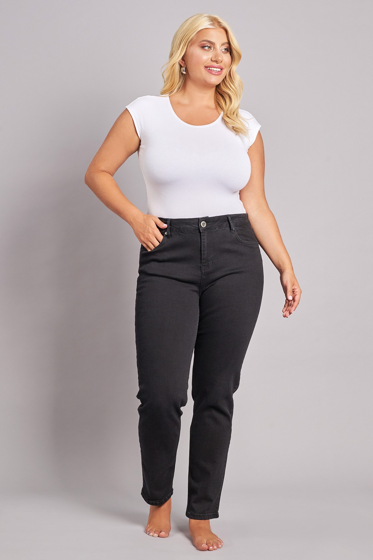 Ελαστικό βαμβακερό τζιν παντελόνι σε slim fit γραμμή. Ιδιαίτερα ελαστική εφαρμογή. Κλείσιμο με κουμπί και φερμουάρ. Ένα key-piece που θα λατρέψετε να φοράτε. Το μοντέλο έχει ύψος 172 εκ, στήθος 108, μέση 94, περιφέρεια 111 και φοράει το μέγεθος S