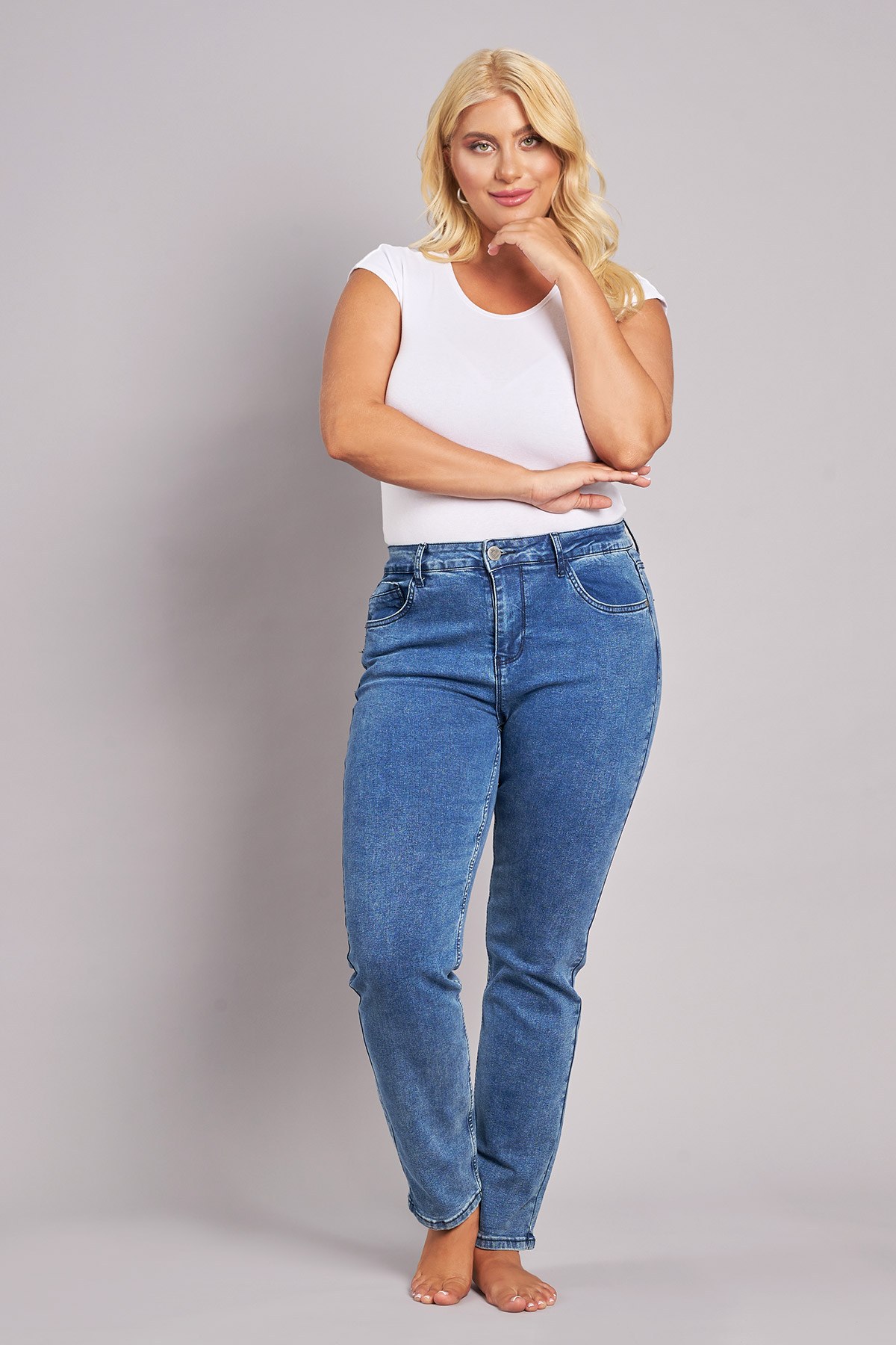 Διαχρονικό βαμβακερό παντελόνι denim σε slim fit γραμμή, ιδιαίτερα μεγάλης ελαστικότητας που σμιλεύει. Κλείνει με κουμπί και φερμουάρ. Διαθέτει τσέπες στο πλάι και πίσω. Το μοντέλο έχει ύψος 172 εκ, στήθος 108, μέση 94, περιφέρεια 111 και φοράει το μέγεθος S