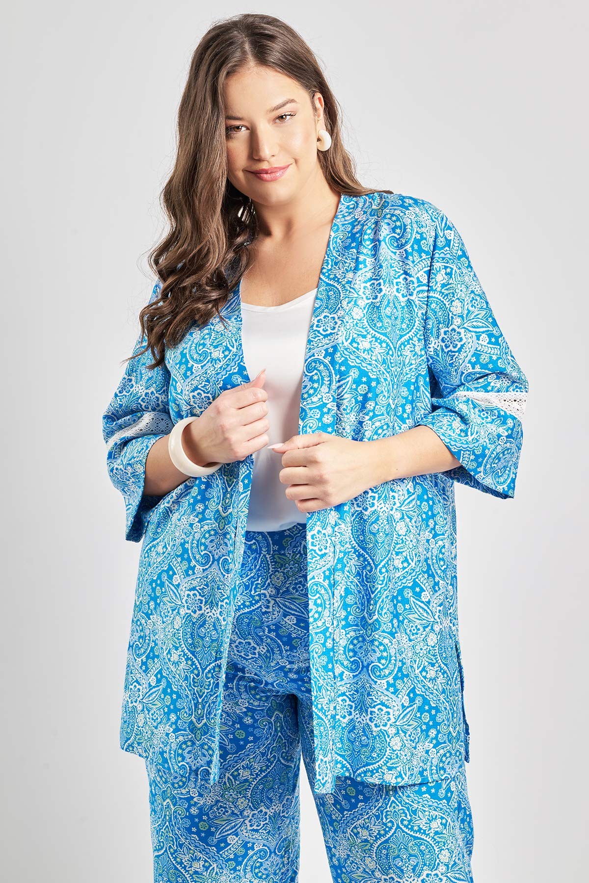 Κιμονό από σύμμεικτο ρεγιό με linen look σε εμπριμέ με μοτίβο λαχούρια. Μακριά άνετα μανίκια με λεπτομέρεια δαντέλας. Συμπληρώστε το σετ με το παντελόνι 012510208737. Το μοντέλο έχει ύψος 180 εκ, στήθος 114, μέση 88, περιφέρεια 121 και φοράει το μέγεθος S