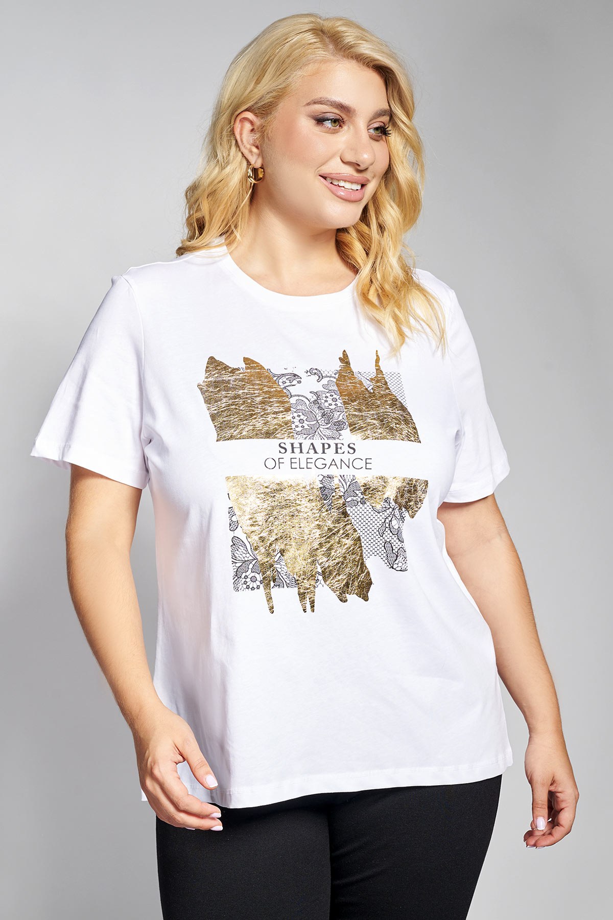 Αυτό το βαμβακερό t-shirt με στρογγυλή λαιμόκοψη και κοντά μανίκια είναι ένα άνετο και ευκολοφόρετο κομμάτι, ιδανικό για καθημερινό στυλ. Διαθέτει εντυπωσιακό γραφιστικό τύπωμα με foil λεπτομέρειες σε γεωμετρικό σχέδιο, προσθέτοντας μια μοντέρνα πινελιά. Συνδυάστε το με τζιν παντελόνι και sneakers για ένα χαλαρό look. Για να αναδείξετε το τύπωμα, φορέστε το με δερμάτινο παντελόνι και μποτάκια για μία chic-casual εμφάνιση. Το μοντέλο έχει ύψος 177εκ στήθος 110 μέση 85 περιφέρεια 115 και φοράει μέγεθος S