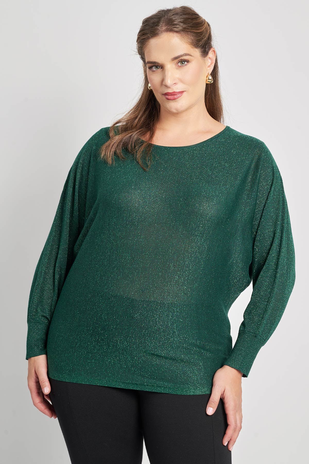 Αυτή η εντυπωσιακή, πλεκτή μπλούζα σε άνετη γραμμή και στρογγυλή λαιμόκοψη είναι ιδανική για βραδινή εμφάνιση και γιορτινό look. Διαθέτει διακριτική λάμψη lurex σε όλη την επιφάνεια και φαρδιά μανίκια, προσφέροντας άνεση και στυλ. Συνδυάστε το με δερμάτινο παντελόνι ή στενό παντελόνι και ψηλοτάκουνες γόβες. Η έντονη λάμψη του το καθιστά statement piece, ιδανικό για να φορεθεί με minimal αξεσουάρ. Το μοντέλο έχει ύψος 180 εκ στήθος 107 μέση 95 περιφέρεια 122 και φοράει το μέγεθος S